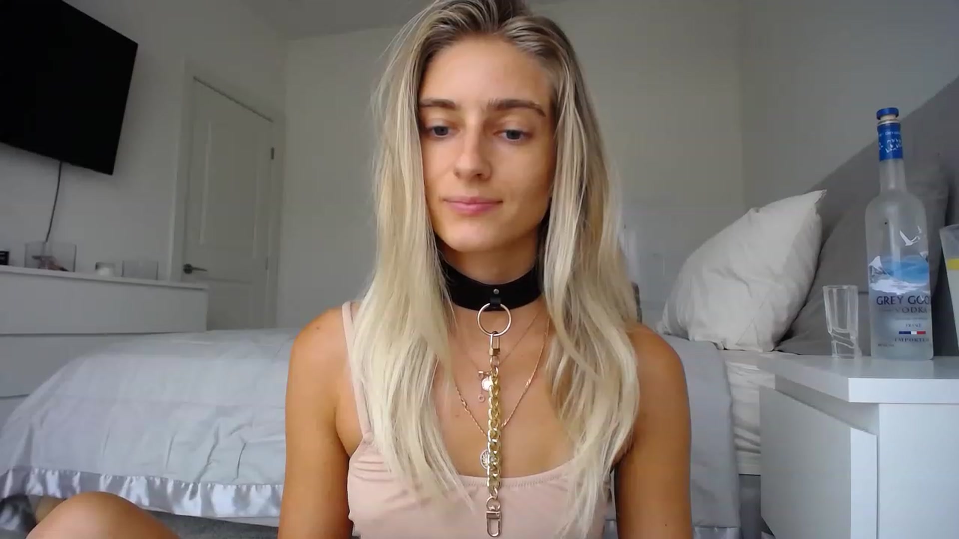 Gallery image thumbnail from Vodka_Queen's myfreecams stream on, 08/10/2023, 24:33 image 15 of 20