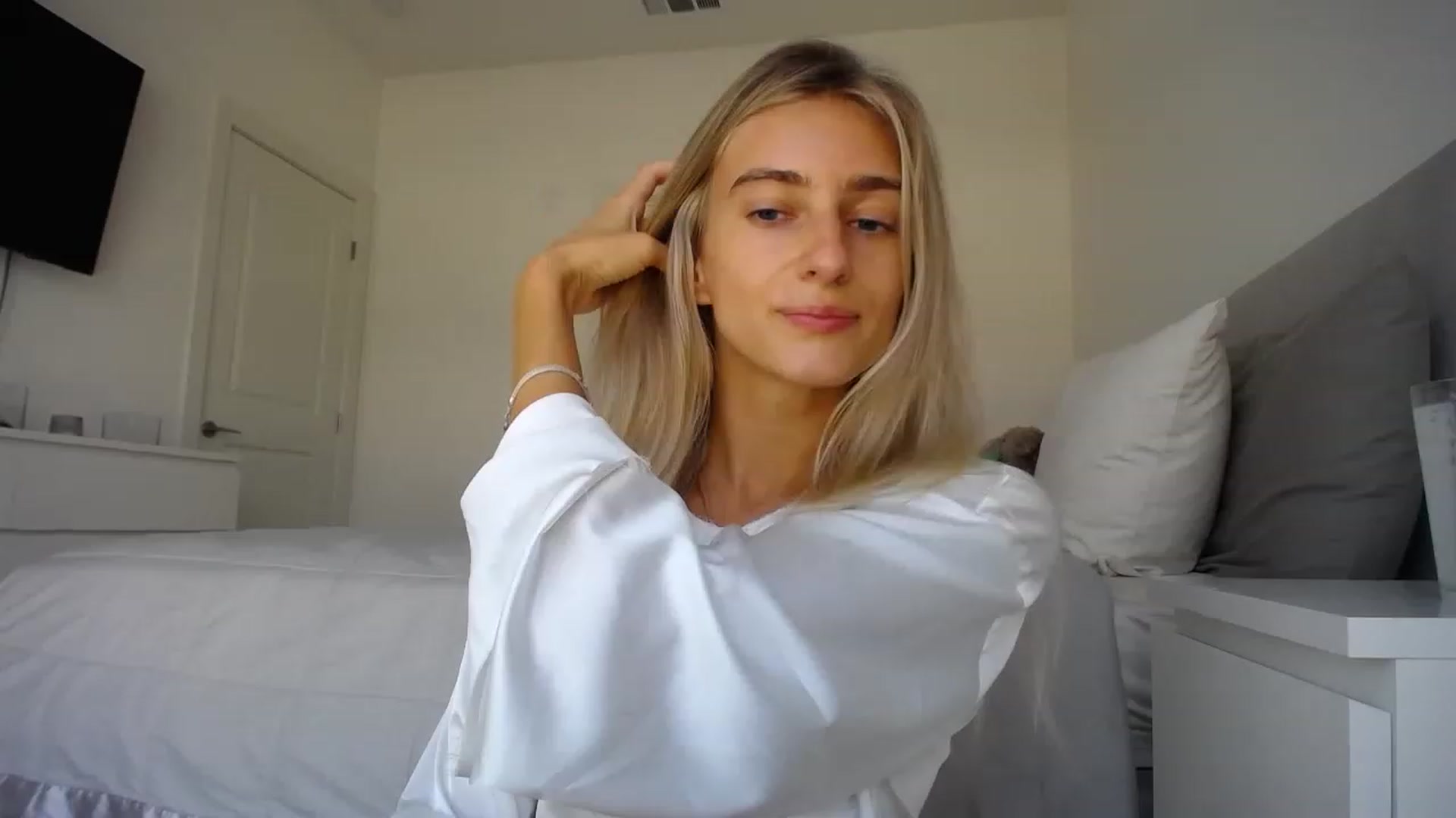 Gallery image thumbnail from Vodka_Queen's myfreecams stream on, 08/10/2023, 20:49 image 7 of 20