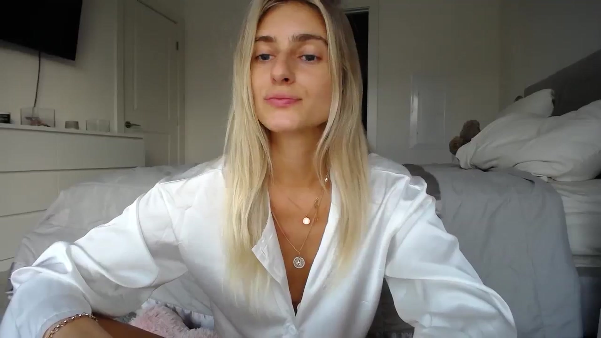 Gallery image thumbnail from Vodka_Queen's myfreecams stream on, 08/11/2023, 04:15 image 3 of 20