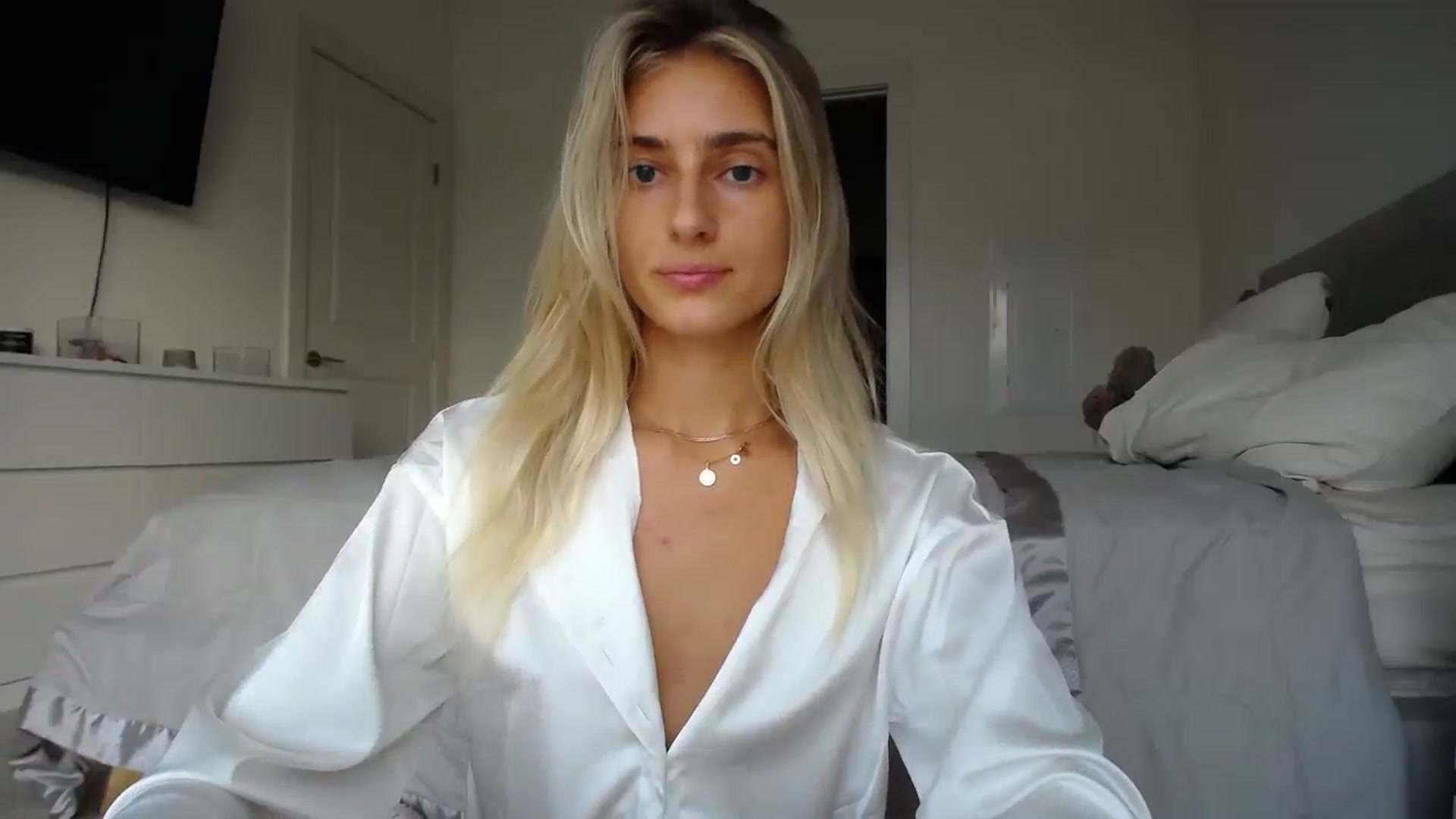 Gallery image thumbnail from Vodka_Queen's myfreecams stream on, 08/11/2023, 04:15 image 2 of 20