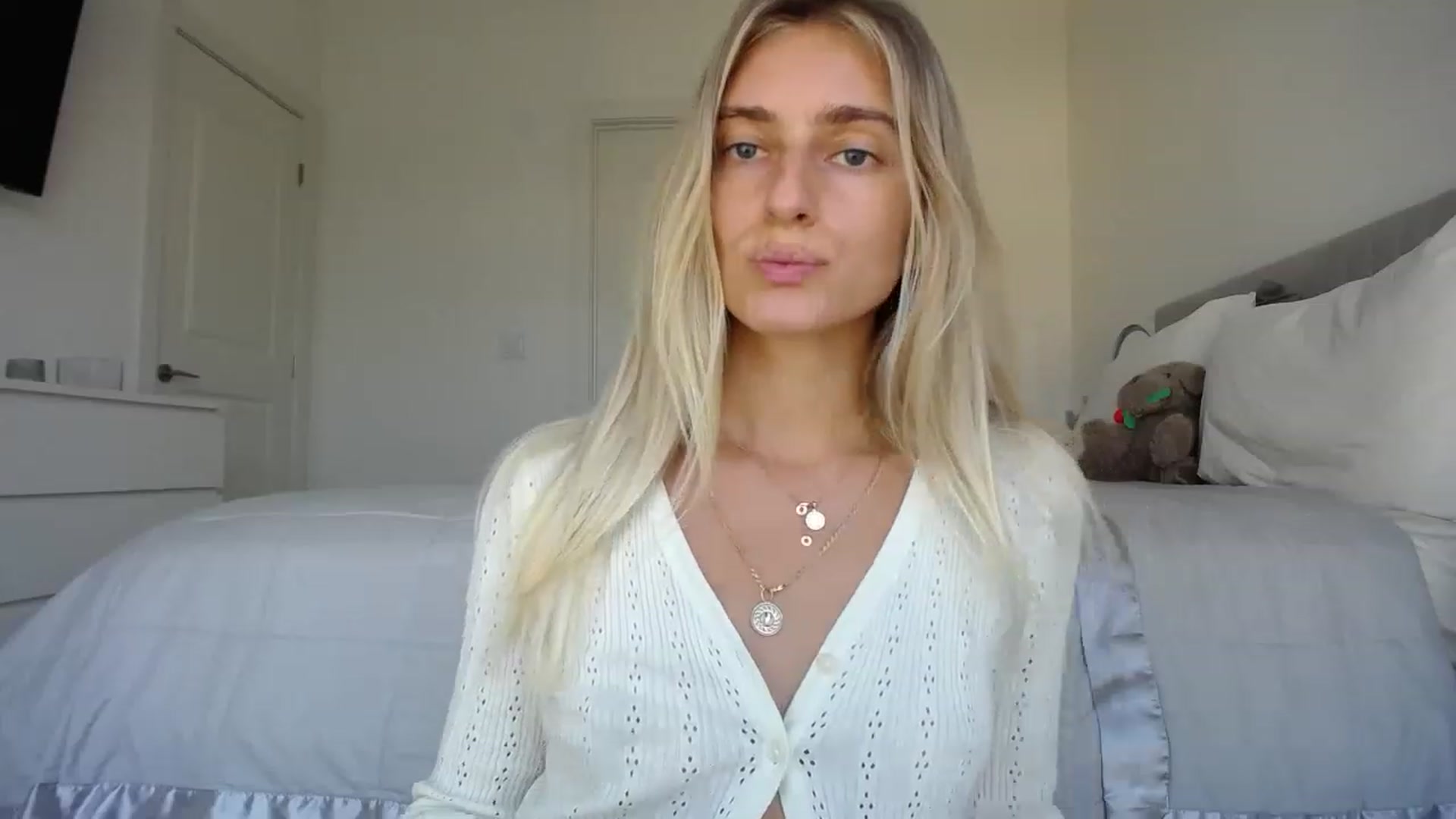 Gallery image thumbnail from Vodka_Queen's myfreecams stream on, 08/17/2023, 24:03 image 15 of 20