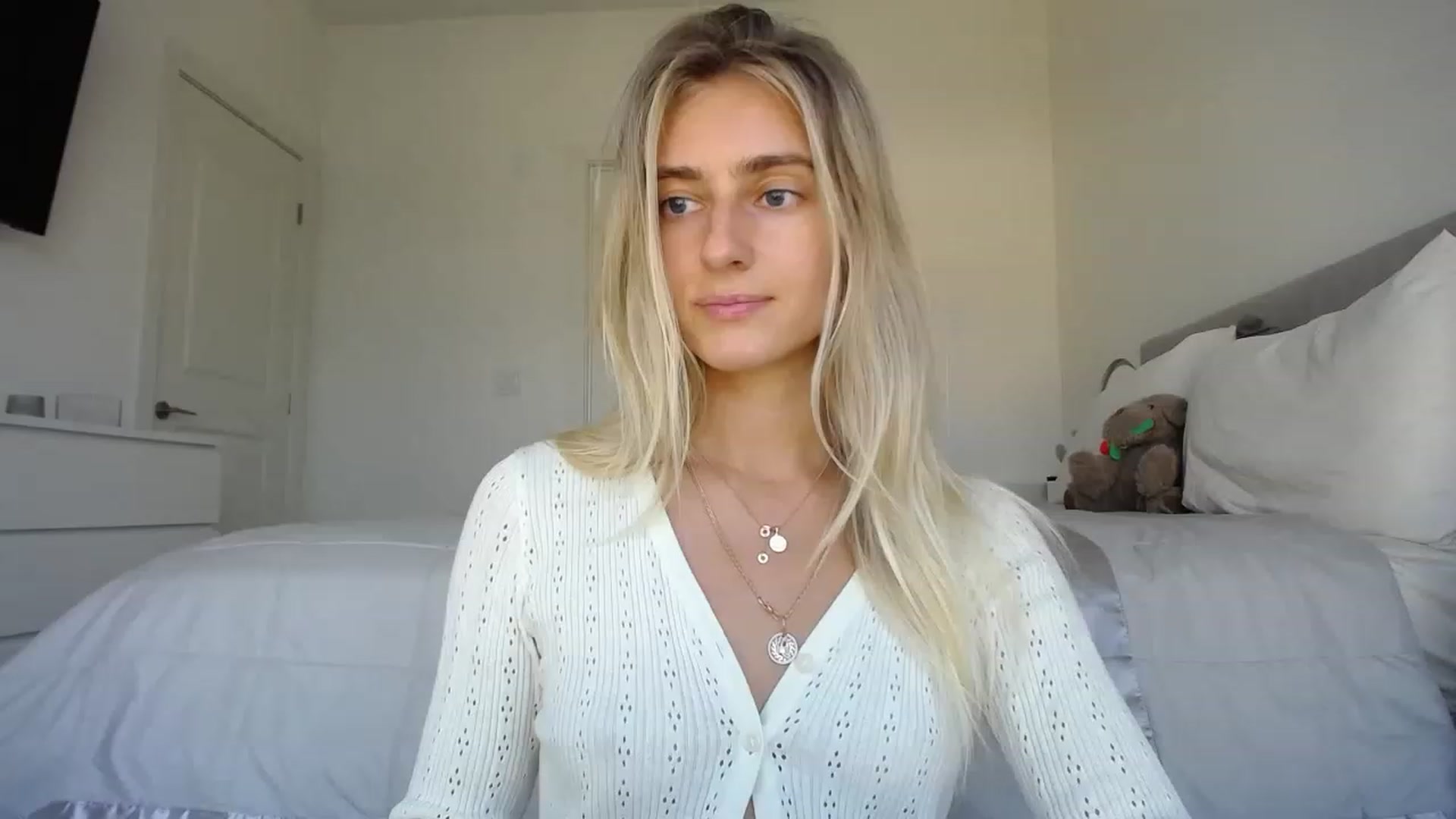 Gallery image thumbnail from Vodka_Queen's myfreecams stream on, 08/17/2023, 24:03 image 8 of 20