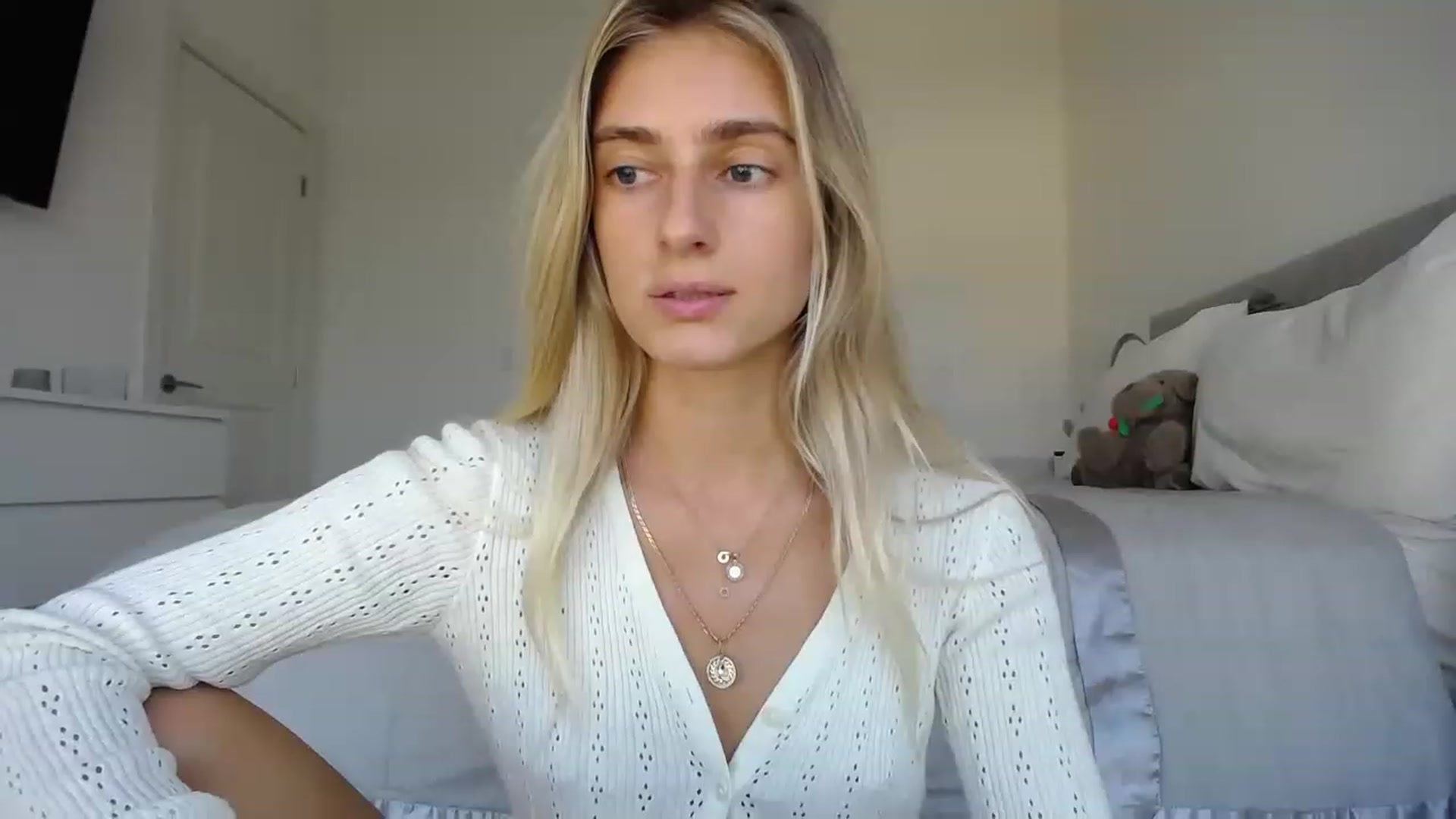 Gallery image thumbnail from Vodka_Queen's myfreecams stream on, 08/17/2023, 24:03 image 16 of 20