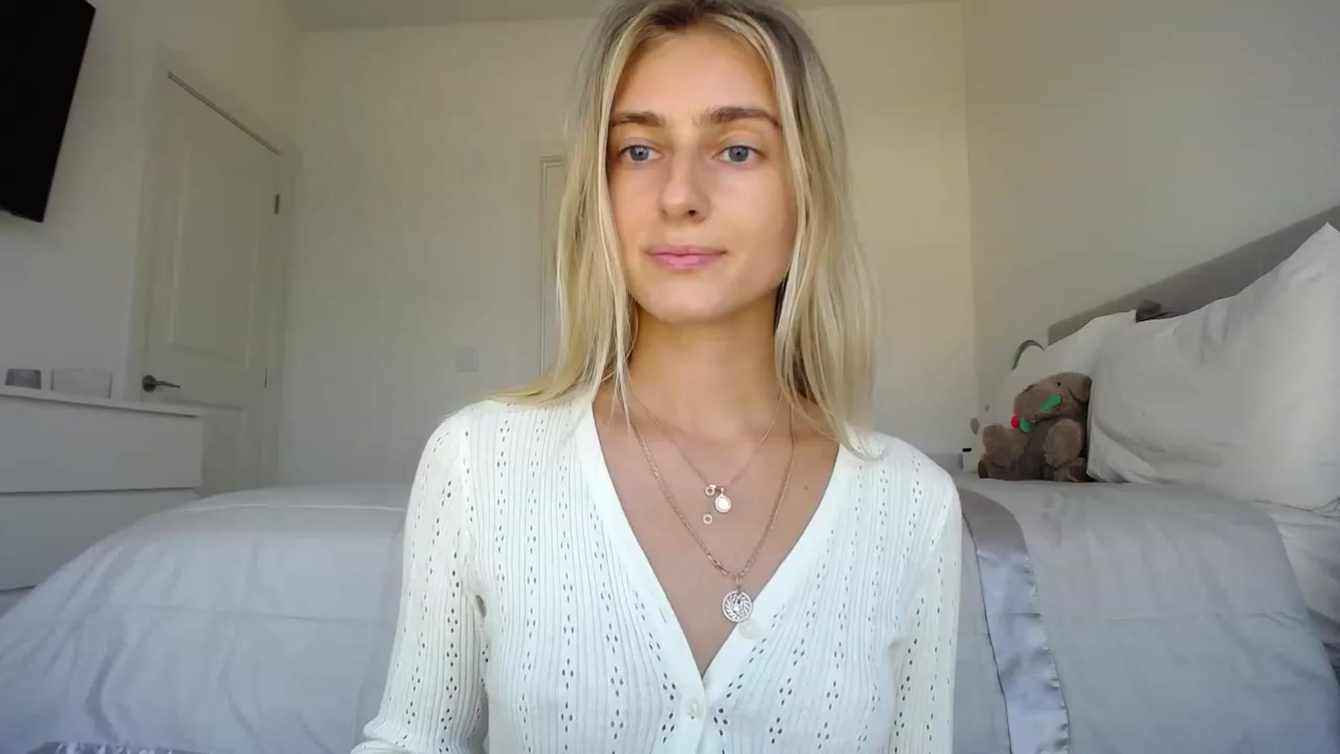Gallery image thumbnail from Vodka_Queen's myfreecams stream on, 08/17/2023, 24:03 image 6 of 20