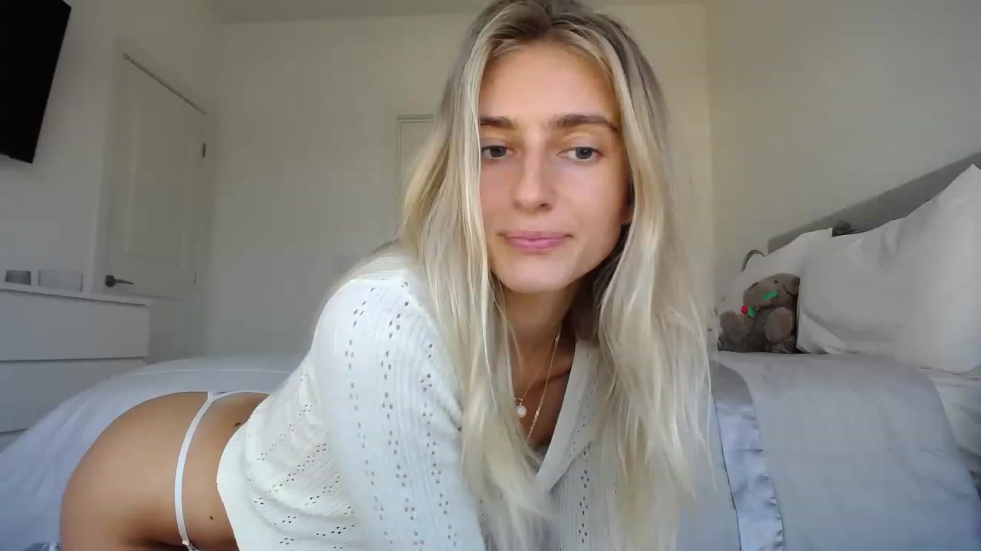 Gallery image thumbnail from Vodka_Queen's myfreecams stream on, 08/17/2023, 24:03 image 11 of 20