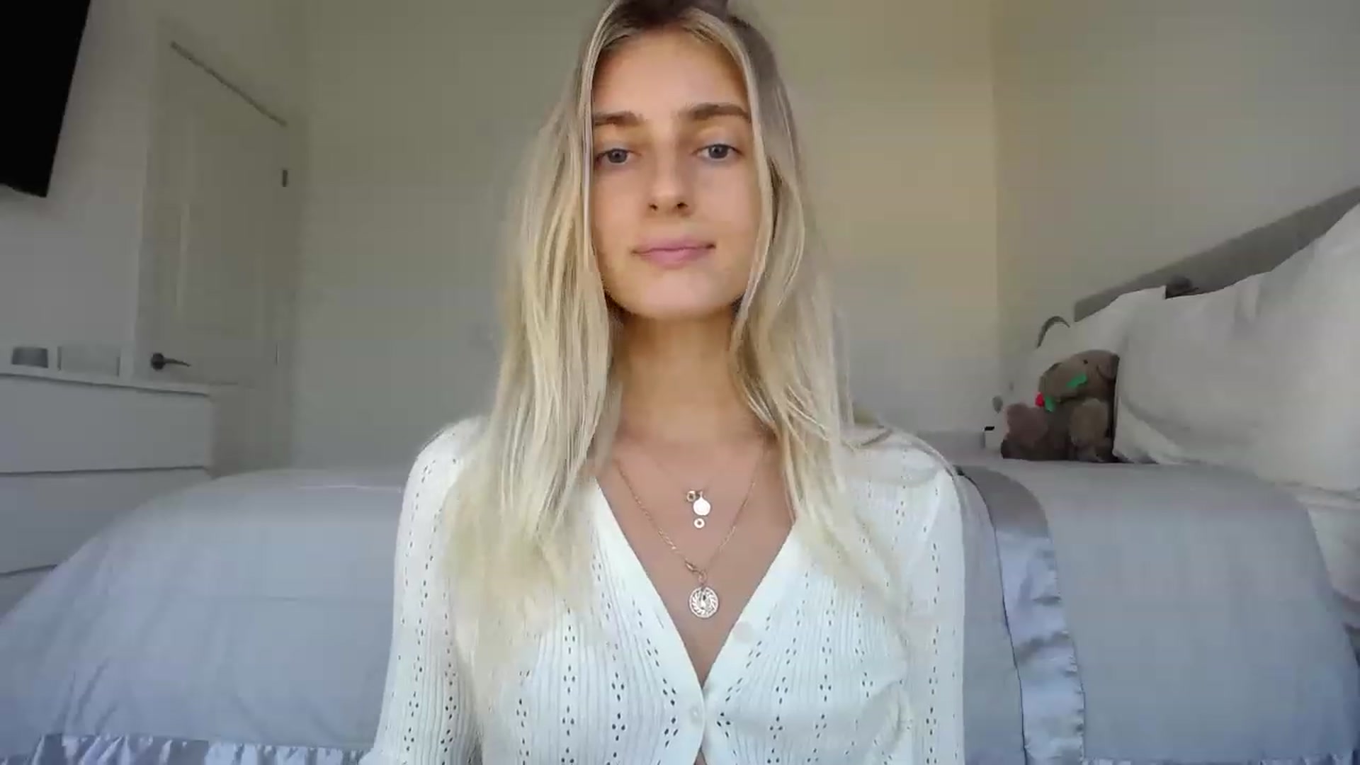 Gallery image thumbnail from Vodka_Queen's myfreecams stream on, 08/17/2023, 24:03 image 17 of 20