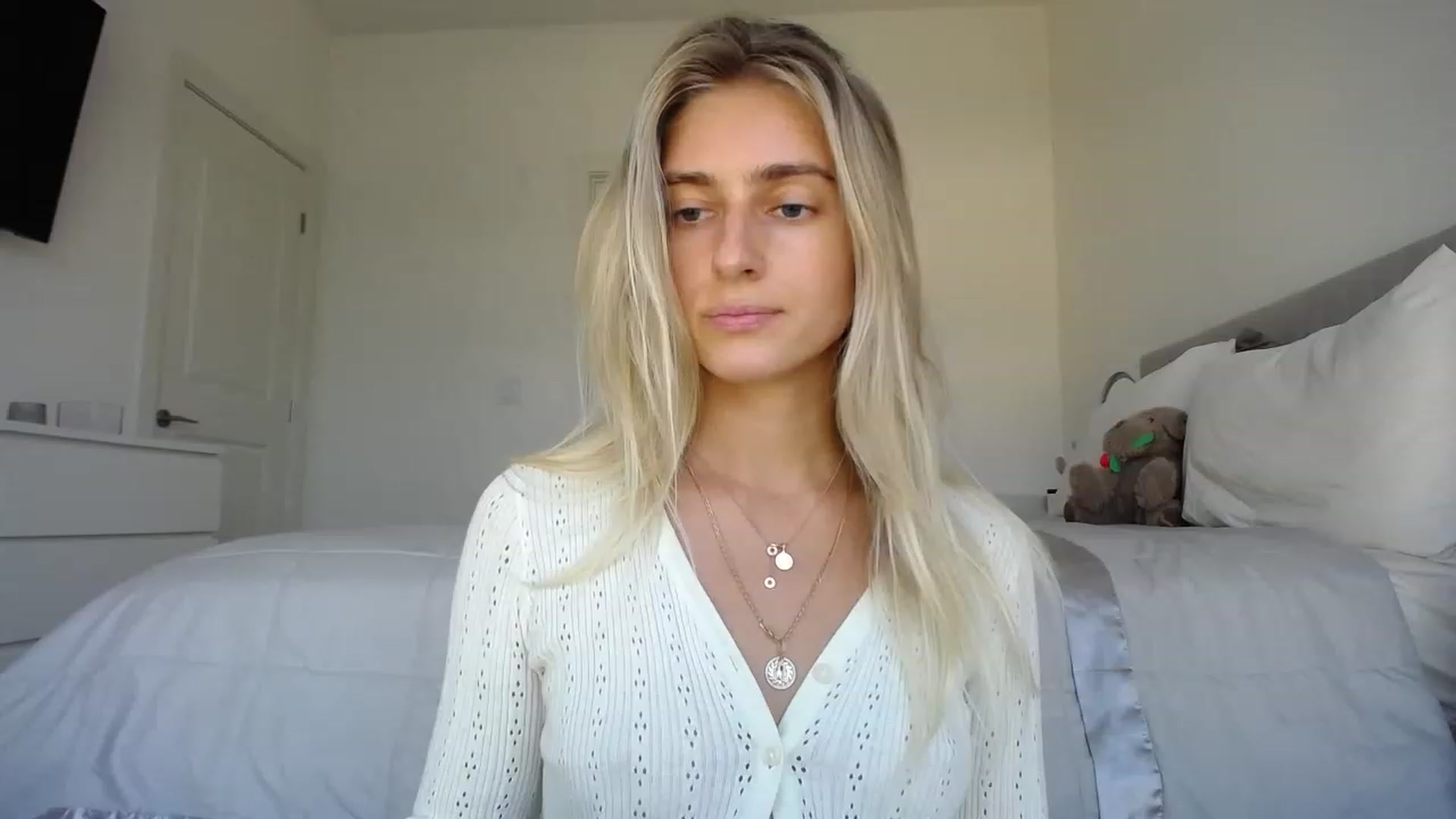 Gallery image thumbnail from Vodka_Queen's myfreecams stream on, 08/17/2023, 24:03 image 10 of 20