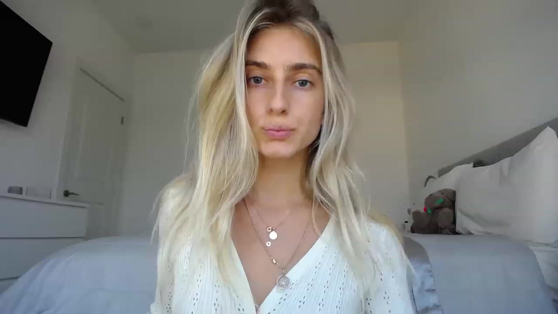 Gallery image thumbnail from Vodka_Queen's myfreecams stream on, 08/17/2023, 24:03 image 19 of 20