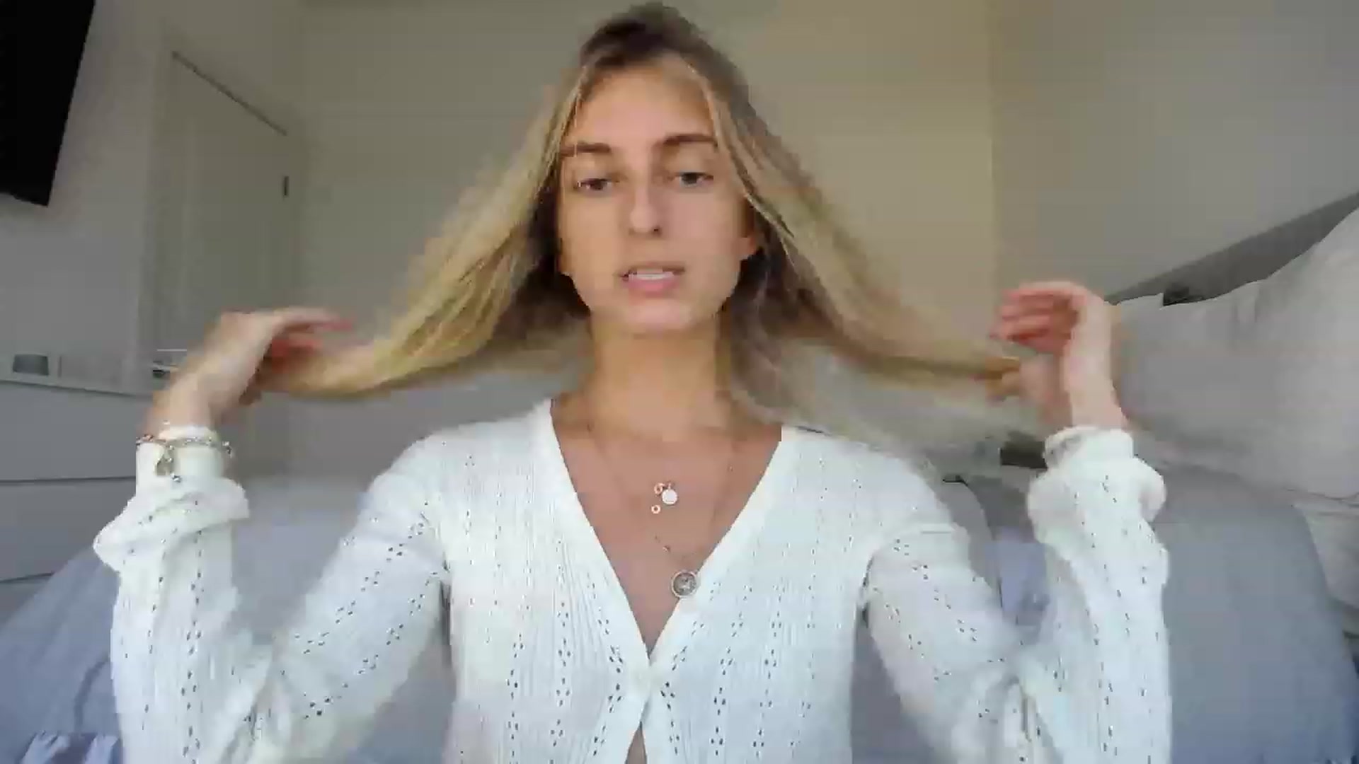 Gallery image thumbnail from Vodka_Queen's myfreecams stream on, 08/17/2023, 24:03 image 18 of 20