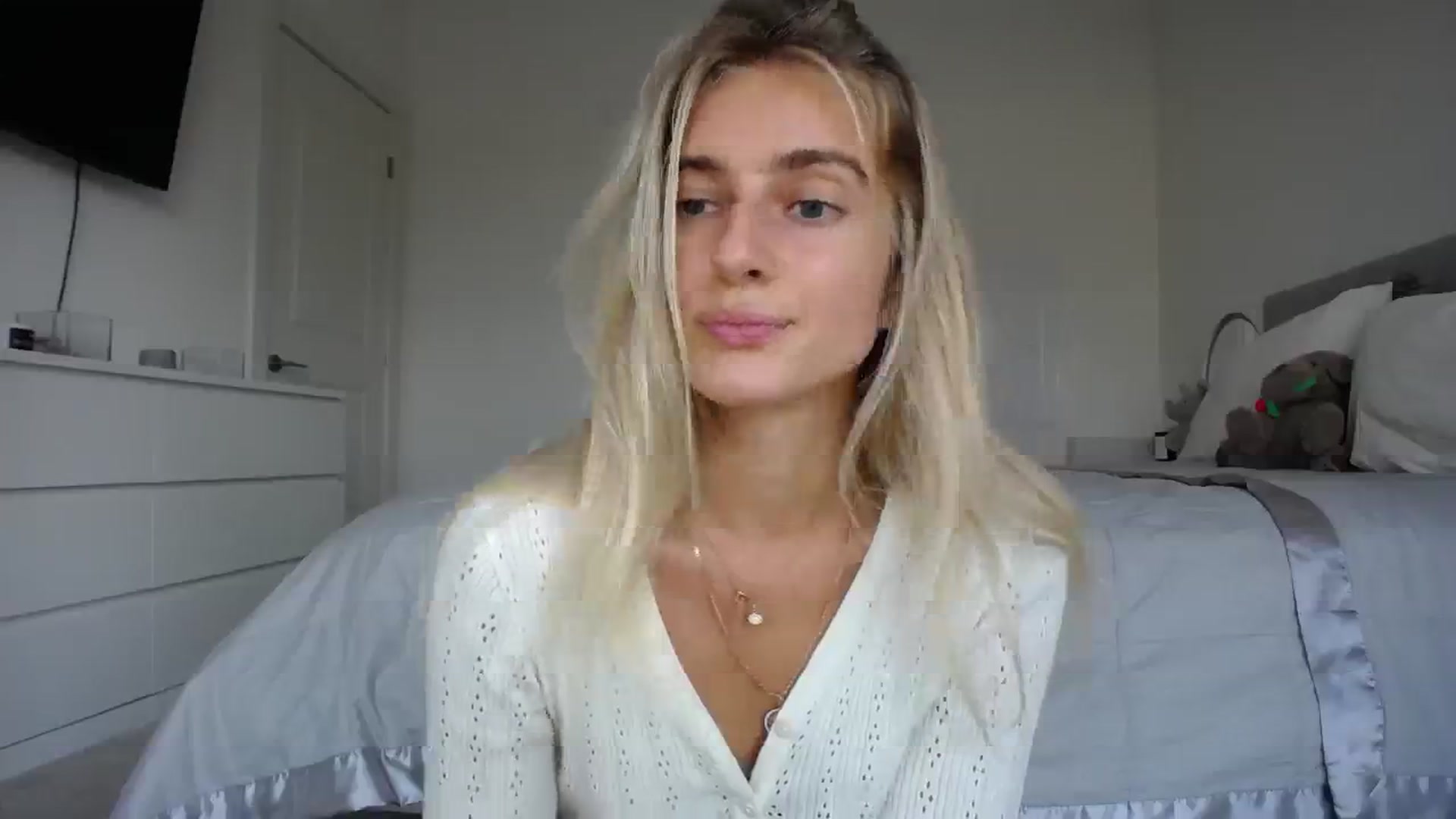 Gallery image thumbnail from Vodka_Queen's myfreecams stream on, 08/17/2023, 02:10 image 4 of 20