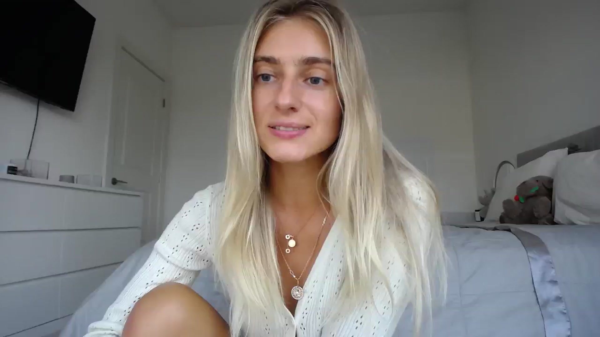 Gallery image thumbnail from Vodka_Queen's myfreecams stream on, 08/17/2023, 02:10 image 6 of 20