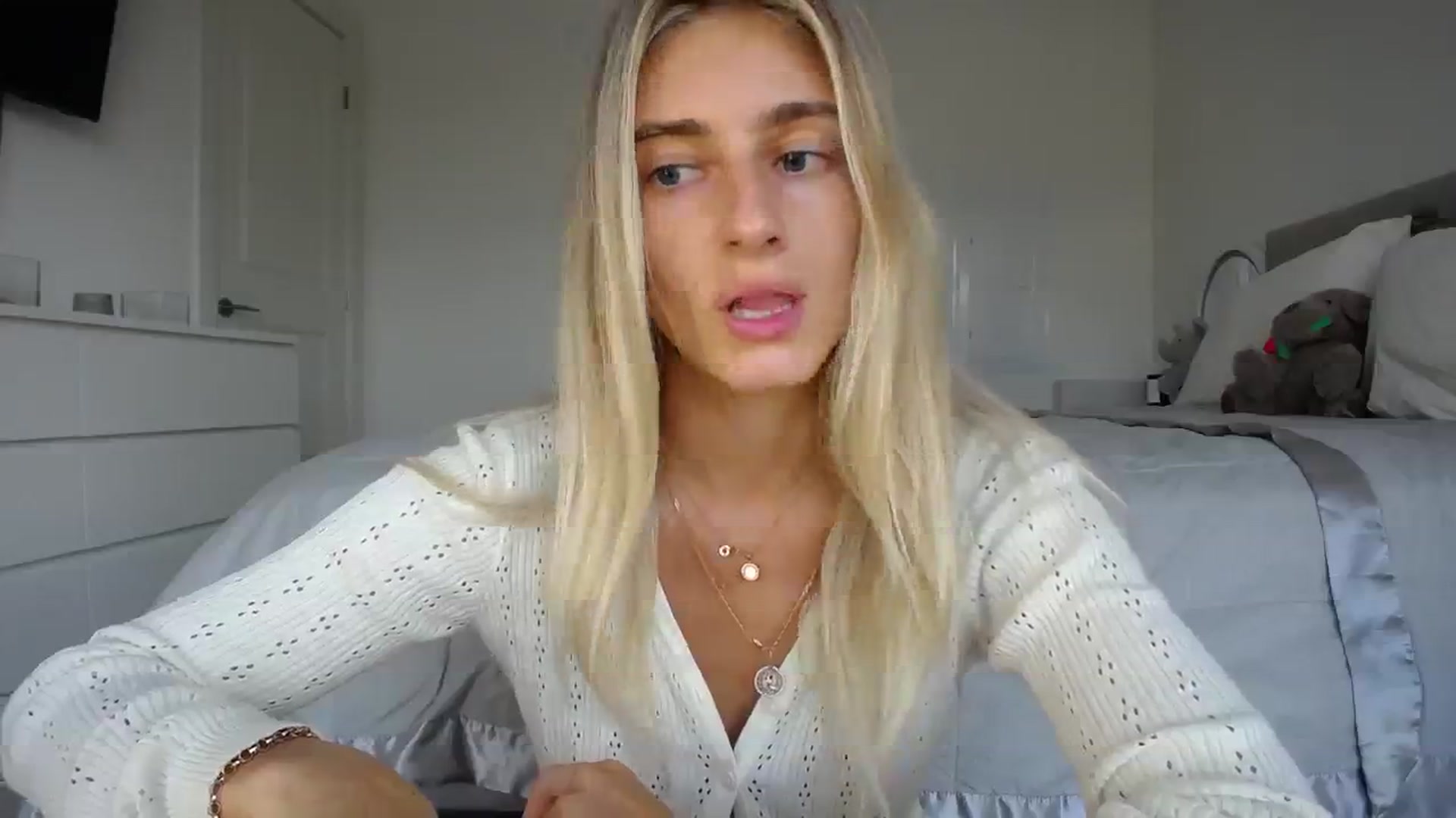 Gallery image thumbnail from Vodka_Queen's myfreecams stream on, 08/17/2023, 02:10 image 15 of 20
