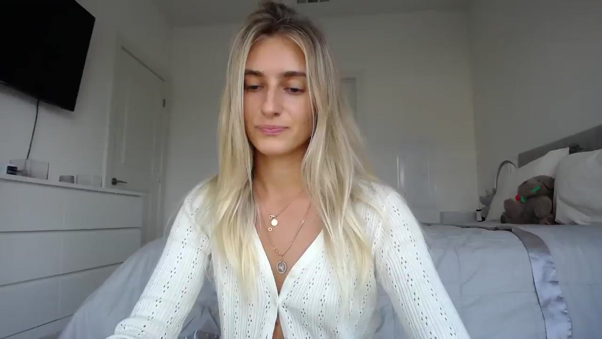Gallery image thumbnail from Vodka_Queen's myfreecams stream on, 08/17/2023, 02:10 image 7 of 20