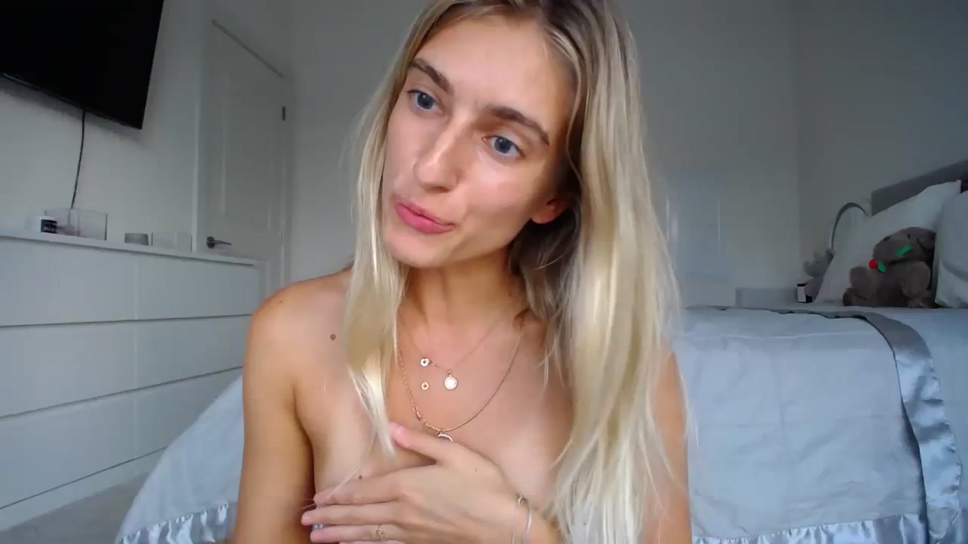 Gallery image thumbnail from Vodka_Queen's myfreecams stream on, 08/17/2023, 03:40 image 3 of 20