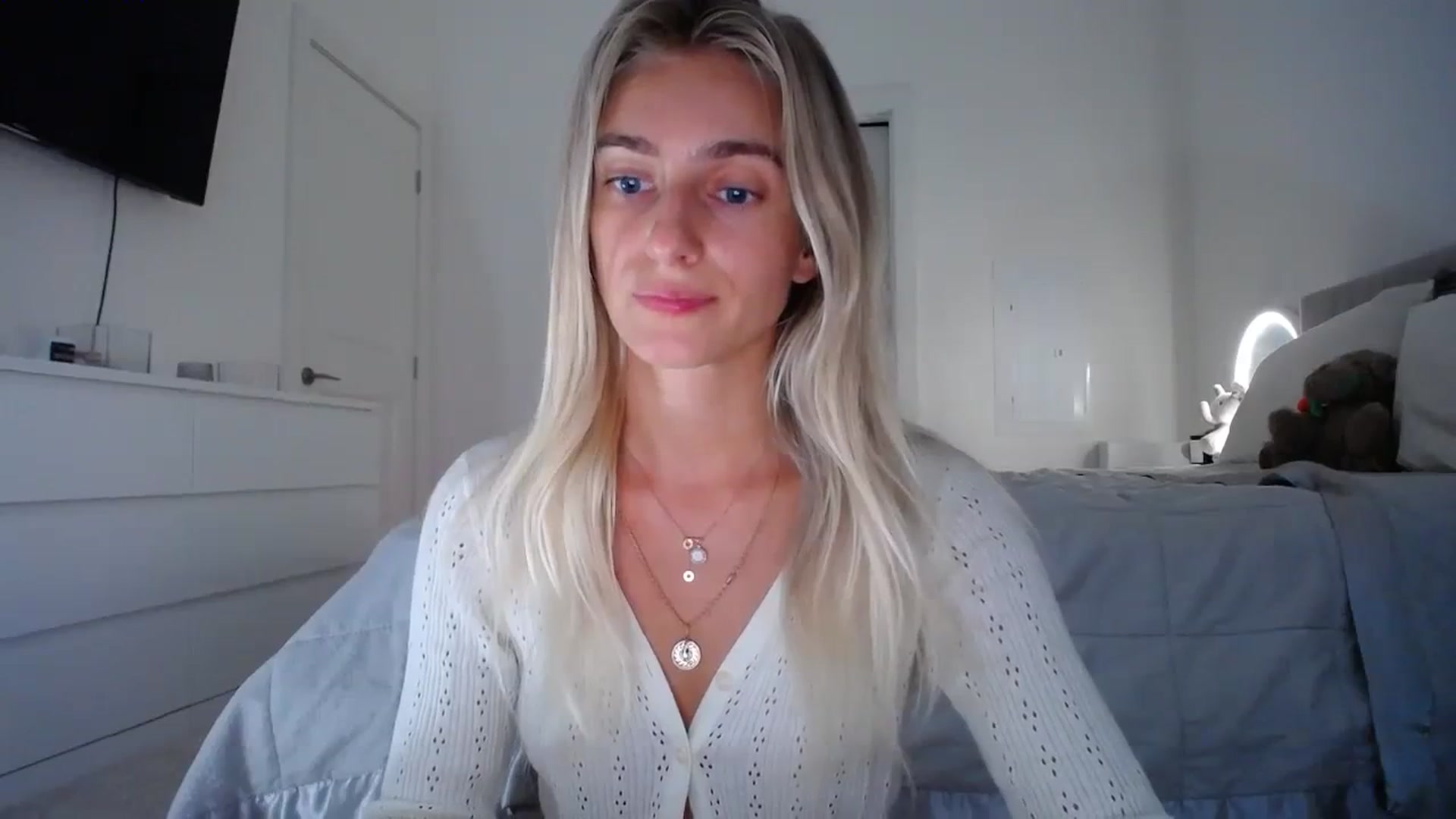 Gallery image thumbnail from Vodka_Queen's myfreecams stream on, 08/17/2023, 03:40 image 9 of 20
