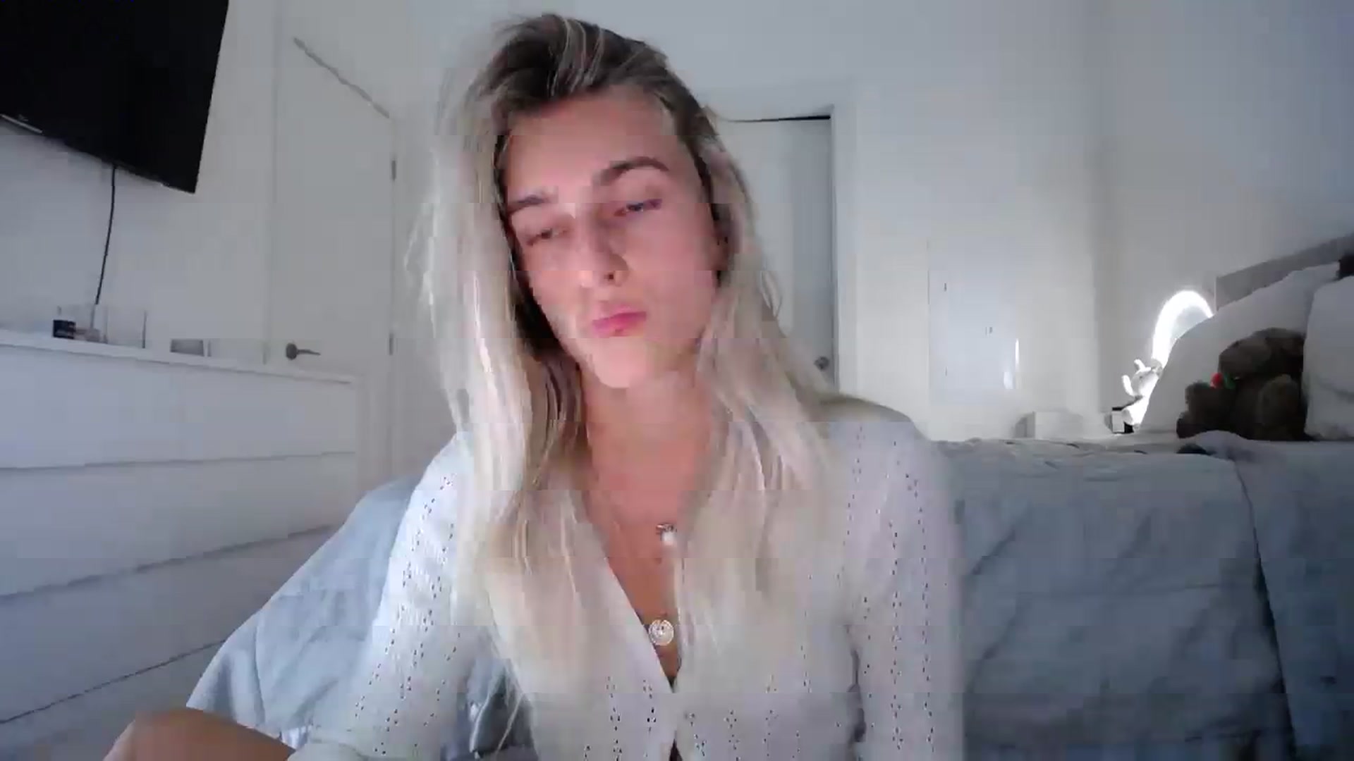 Gallery image thumbnail from Vodka_Queen's myfreecams stream on, 08/17/2023, 03:40 image 10 of 20
