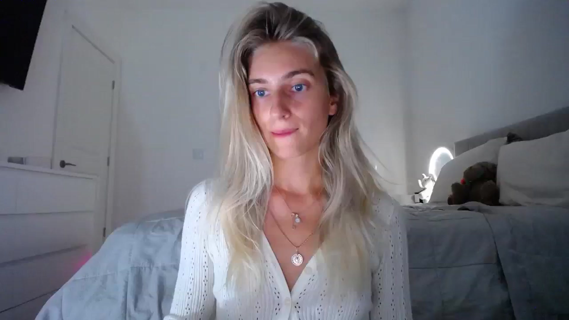 Gallery image thumbnail from Vodka_Queen's myfreecams stream on, 08/17/2023, 03:40 image 11 of 20