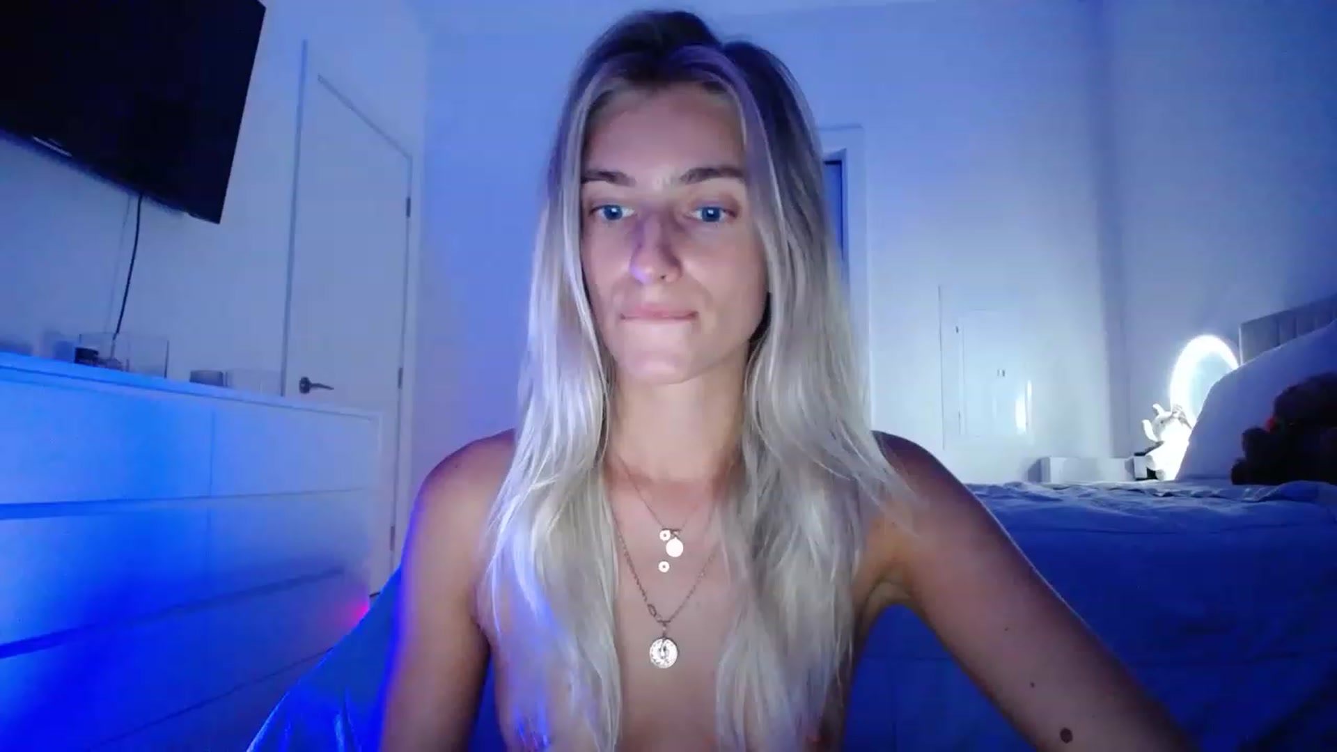 Gallery image thumbnail from Vodka_Queen's myfreecams stream on, 08/17/2023, 06:03 image 14 of 20