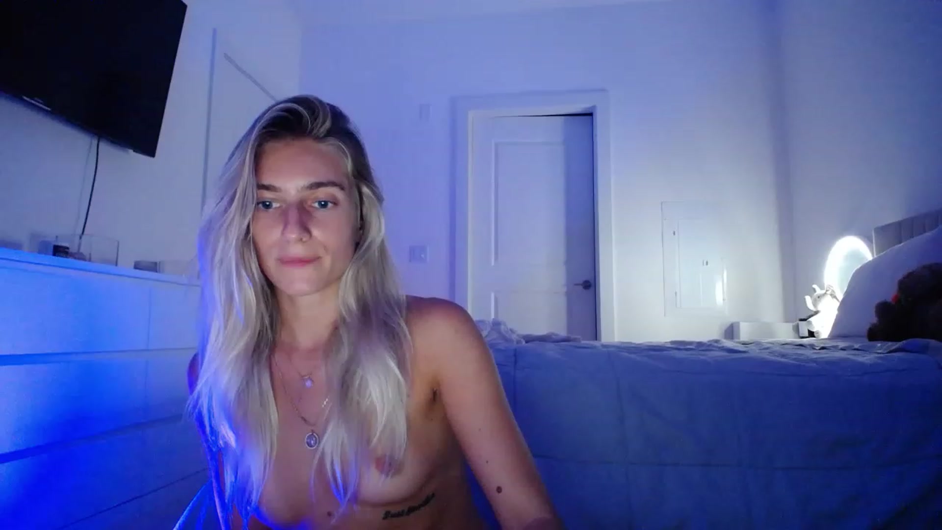 Gallery image thumbnail from Vodka_Queen's myfreecams stream on, 08/17/2023, 06:03 image 15 of 20