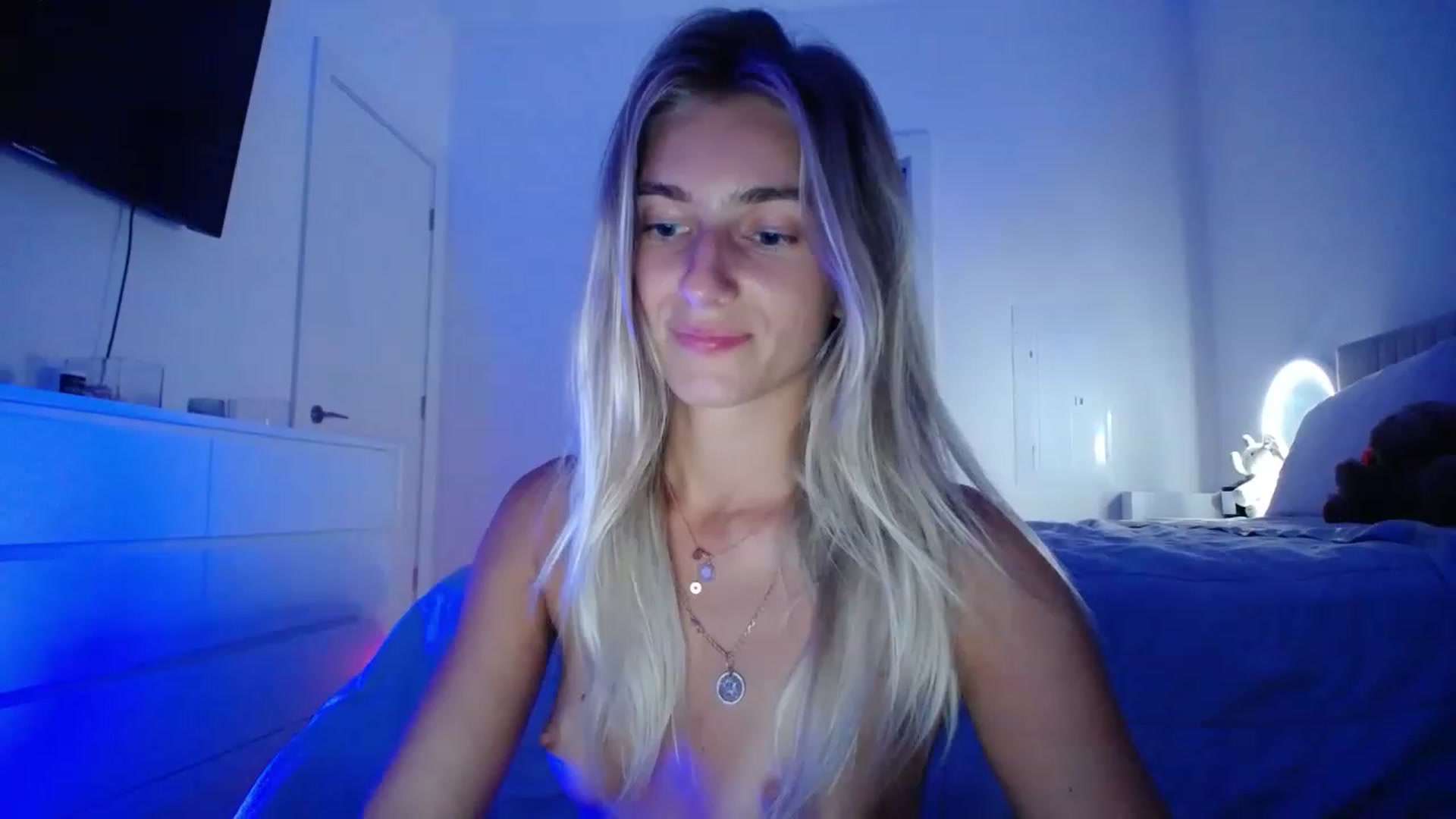 Gallery image thumbnail from Vodka_Queen's myfreecams stream on, 08/17/2023, 06:03 image 9 of 20