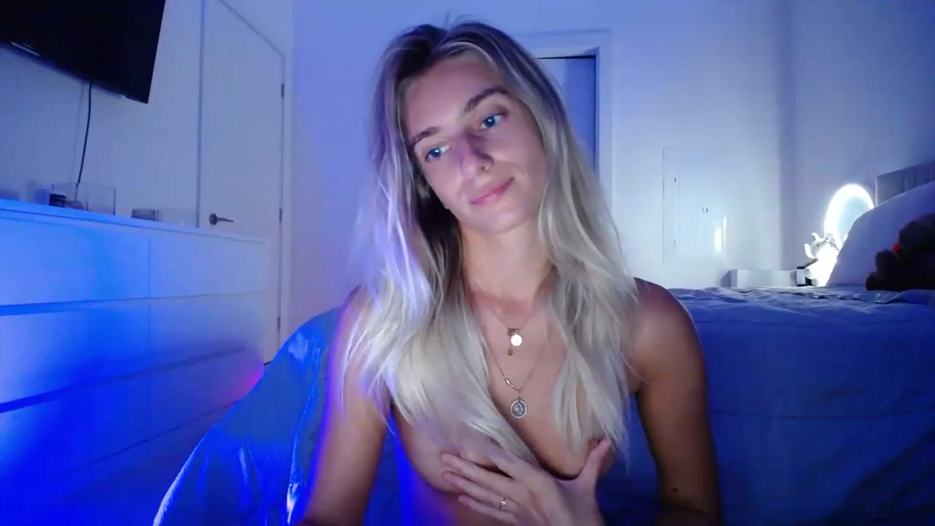 Gallery image thumbnail from Vodka_Queen's myfreecams stream on, 08/17/2023, 06:03 image 13 of 20