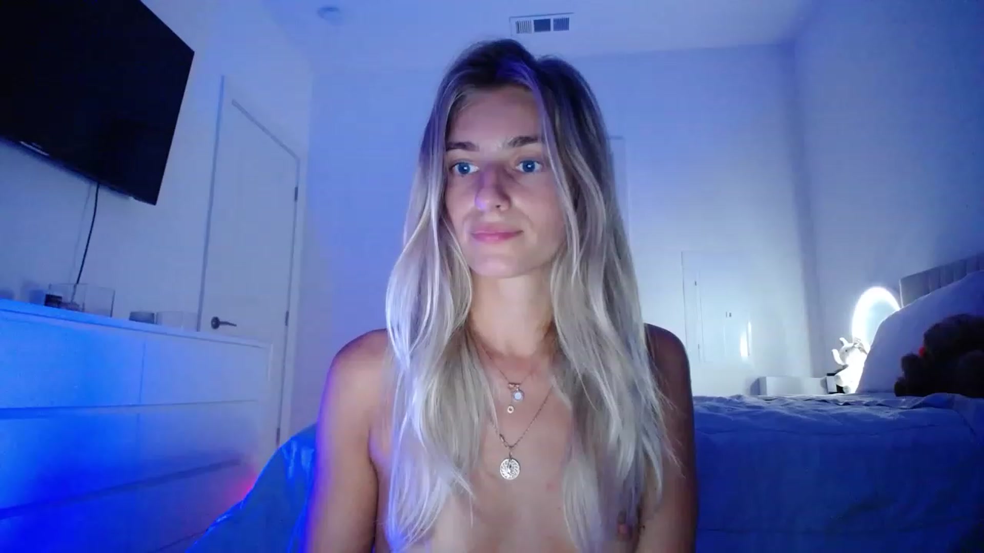 Gallery image thumbnail from Vodka_Queen's myfreecams stream on, 08/17/2023, 06:03 image 10 of 20