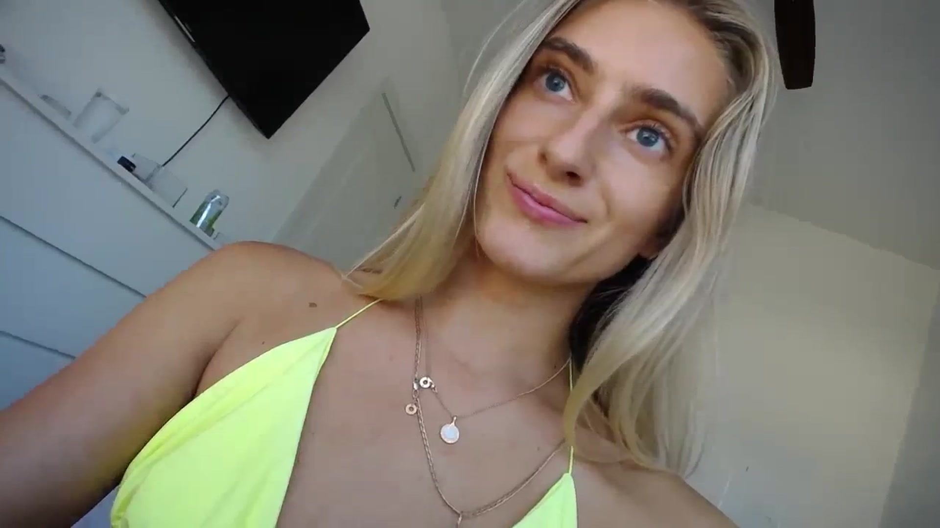 Gallery image thumbnail from Vodka_Queen's myfreecams stream on, 08/19/2023, 24:01 image 11 of 20