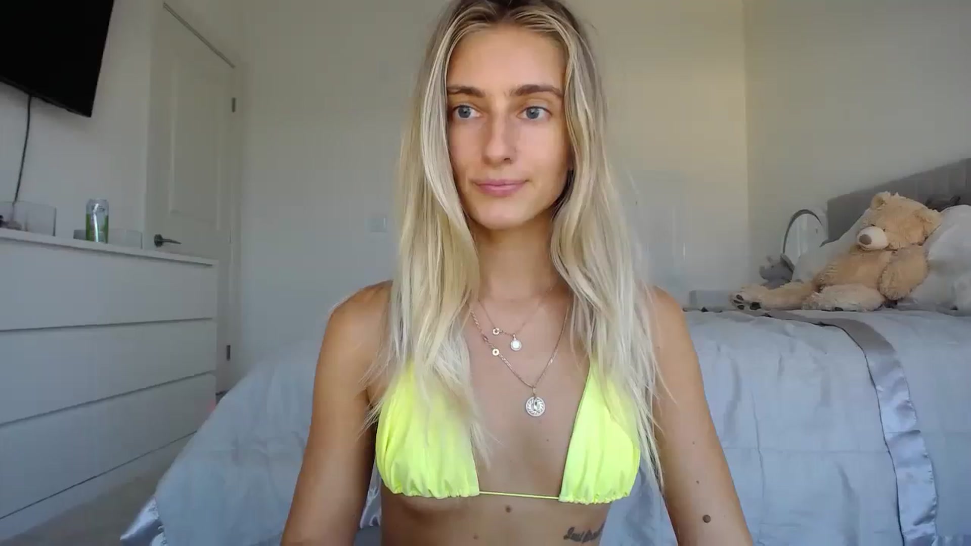 Gallery image thumbnail from Vodka_Queen's myfreecams stream on, 08/19/2023, 24:01 image 18 of 20