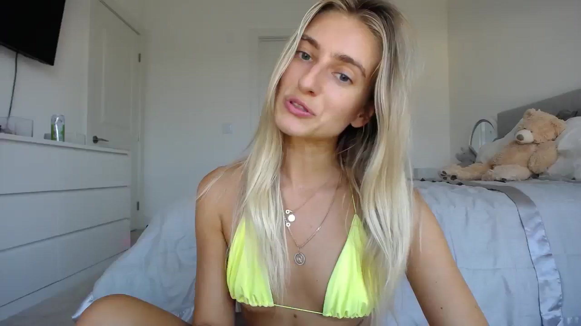 Gallery image thumbnail from Vodka_Queen's myfreecams stream on, 08/19/2023, 24:23 image 18 of 20