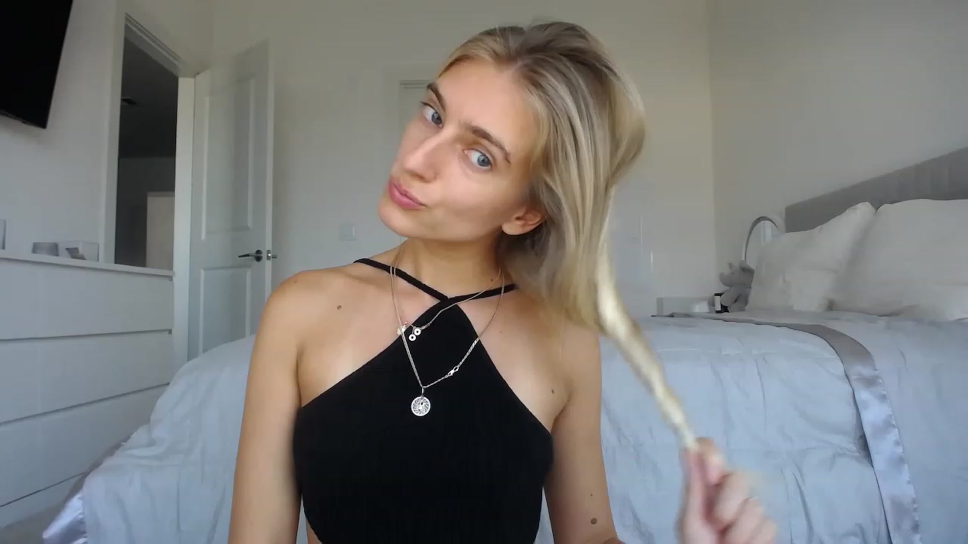 Gallery image thumbnail from Vodka_Queen's myfreecams stream on, 08/26/2023, 24:56 image 2 of 20