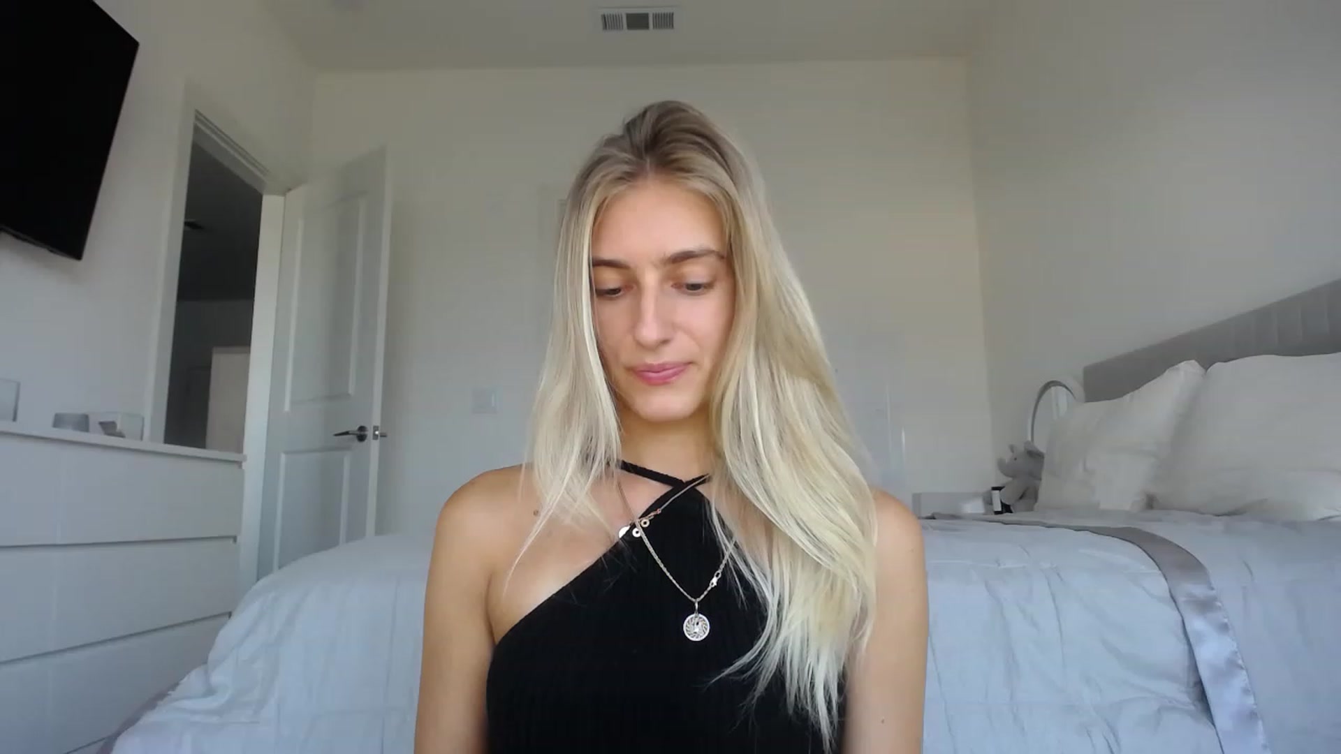 Gallery image thumbnail from Vodka_Queen's myfreecams stream on, 08/26/2023, 24:56 image 5 of 20