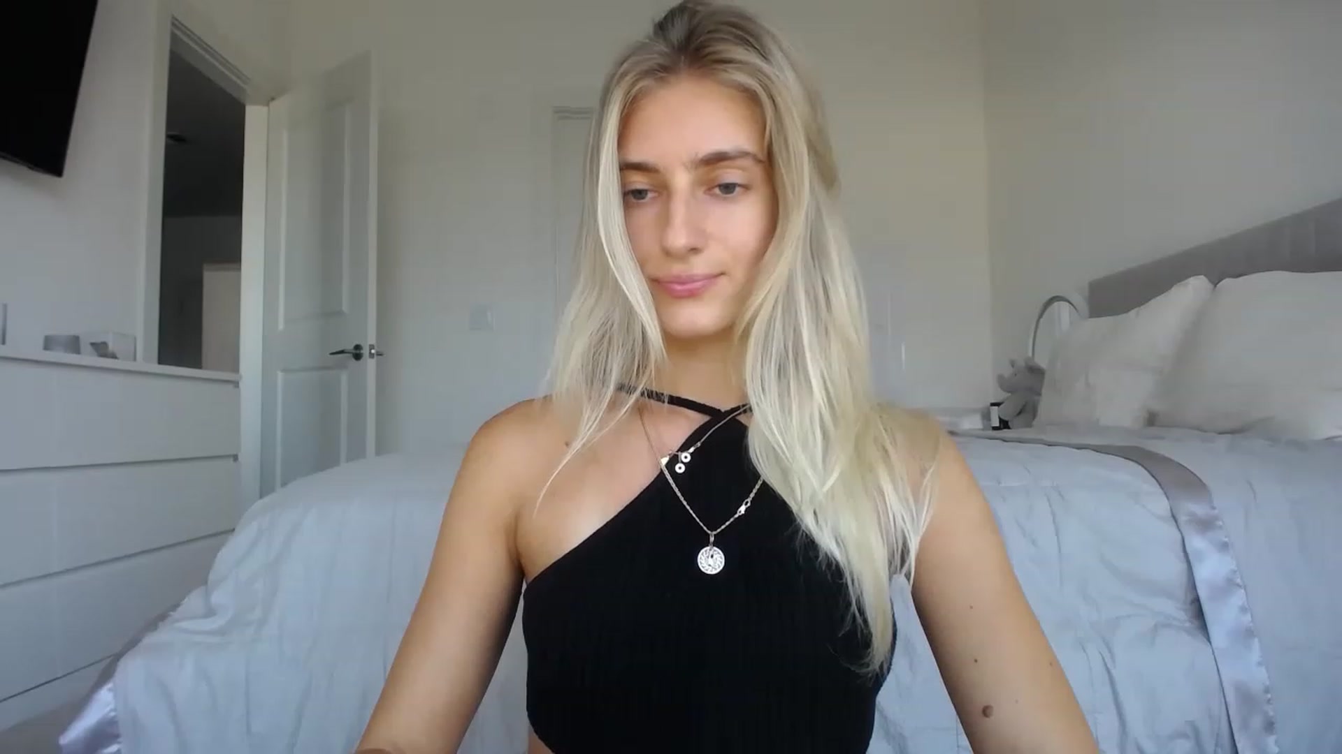 Gallery image thumbnail from Vodka_Queen's myfreecams stream on, 08/26/2023, 24:56 image 4 of 20
