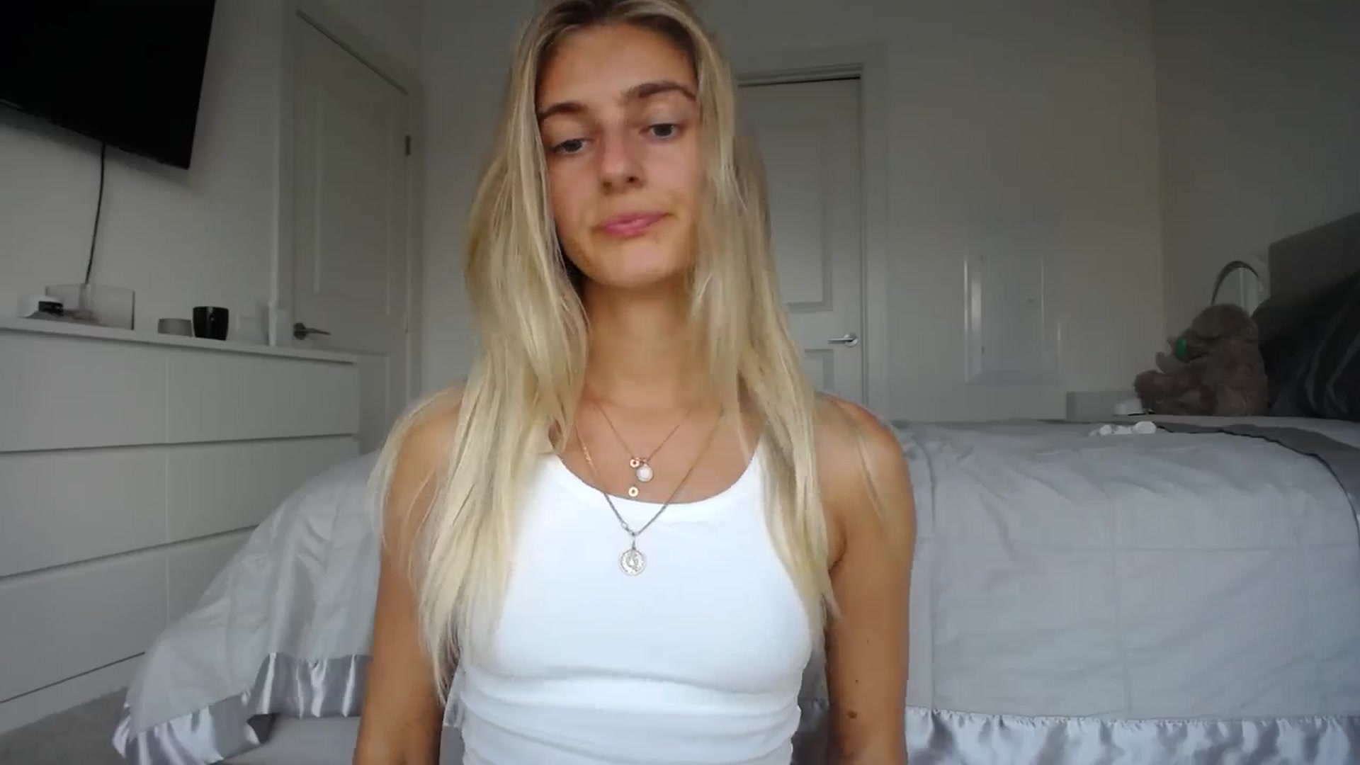 Gallery image thumbnail from Vodka_Queen's myfreecams stream on, 09/13/2023, 03:19 image 7 of 20