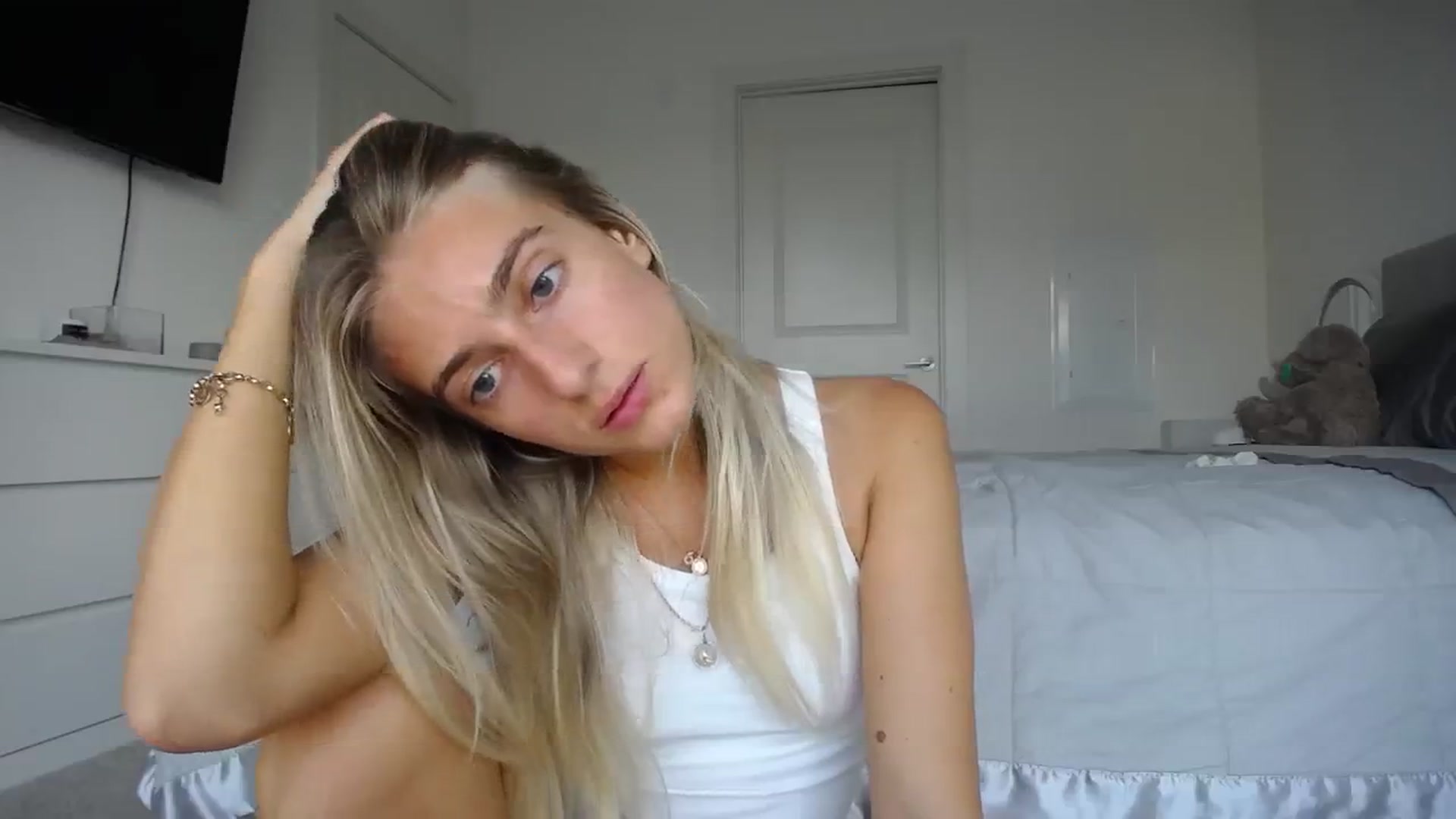 Gallery image thumbnail from Vodka_Queen's myfreecams stream on, 09/13/2023, 03:19 image 6 of 20