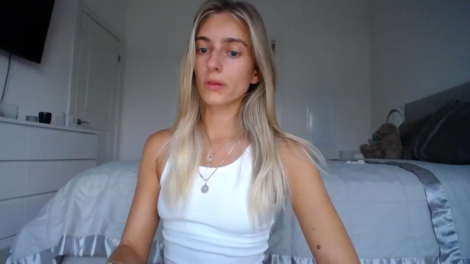 Gallery image thumbnail from Vodka_Queen's myfreecams stream on, 09/13/2023, 03:19 image 11 of 20