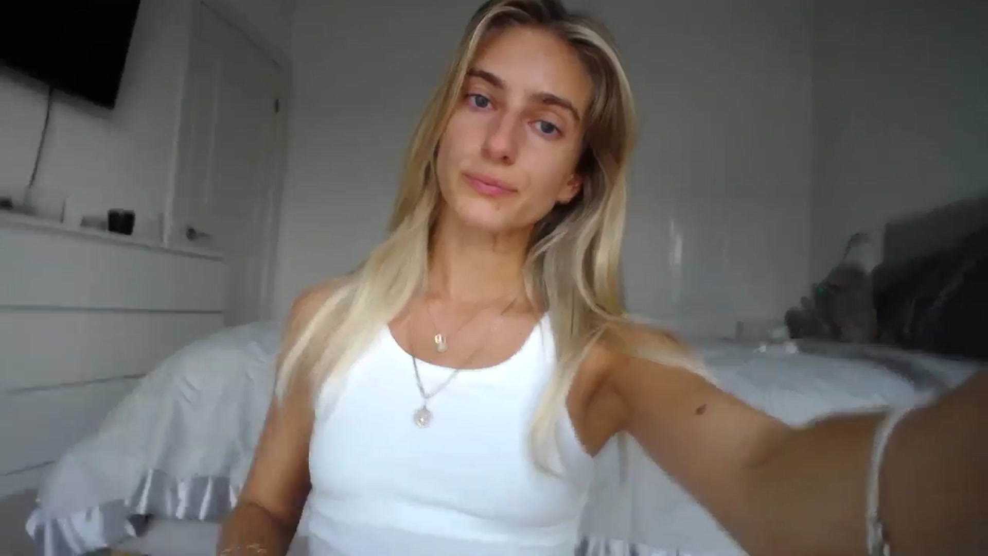 Gallery image thumbnail from Vodka_Queen's myfreecams stream on, 09/13/2023, 03:19 image 10 of 20