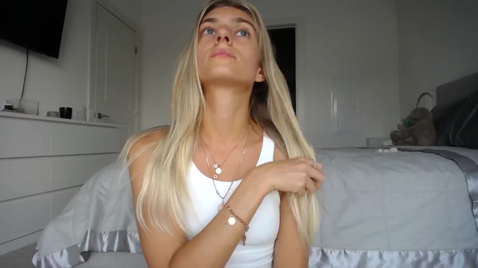 Gallery image thumbnail from Vodka_Queen's myfreecams stream on, 09/13/2023, 03:19 image 9 of 20