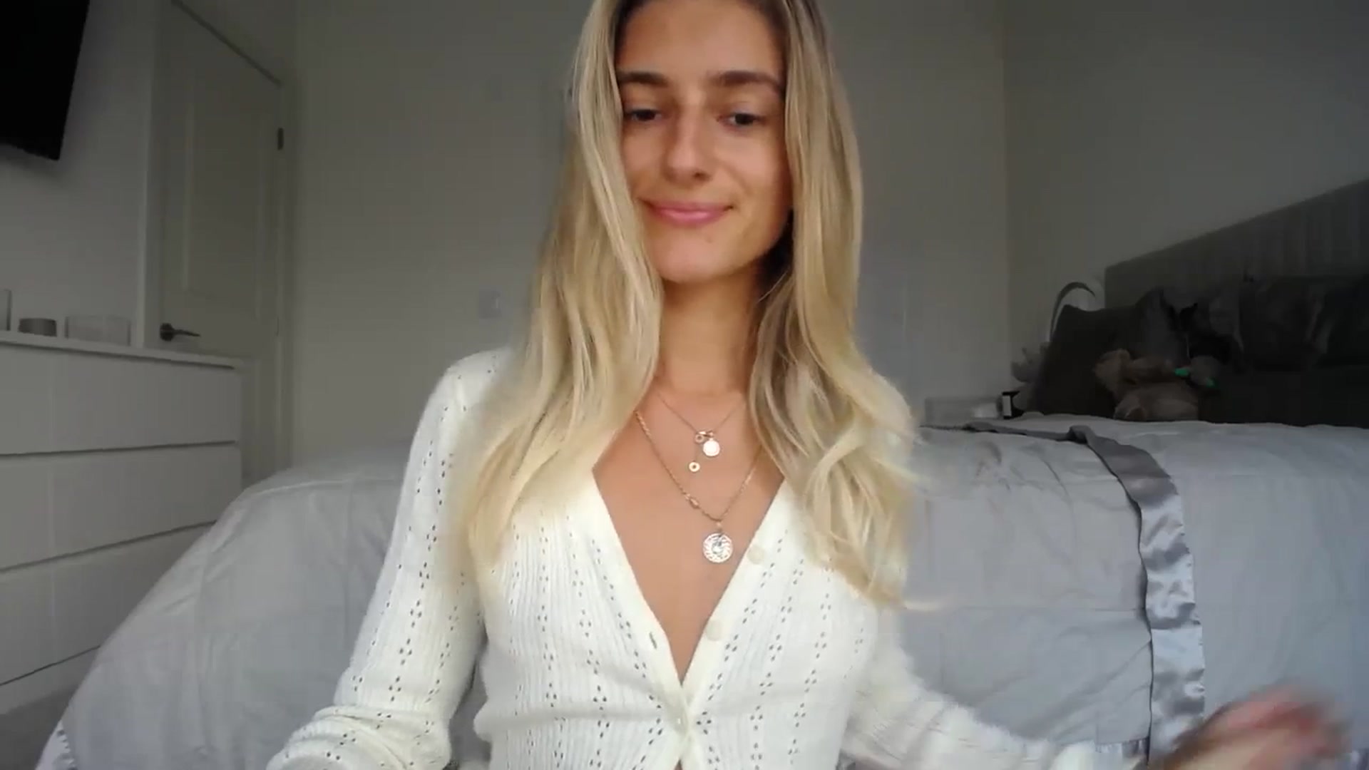 Gallery image thumbnail from Vodka_Queen's myfreecams stream on, 09/15/2023, 04:24 image 3 of 20