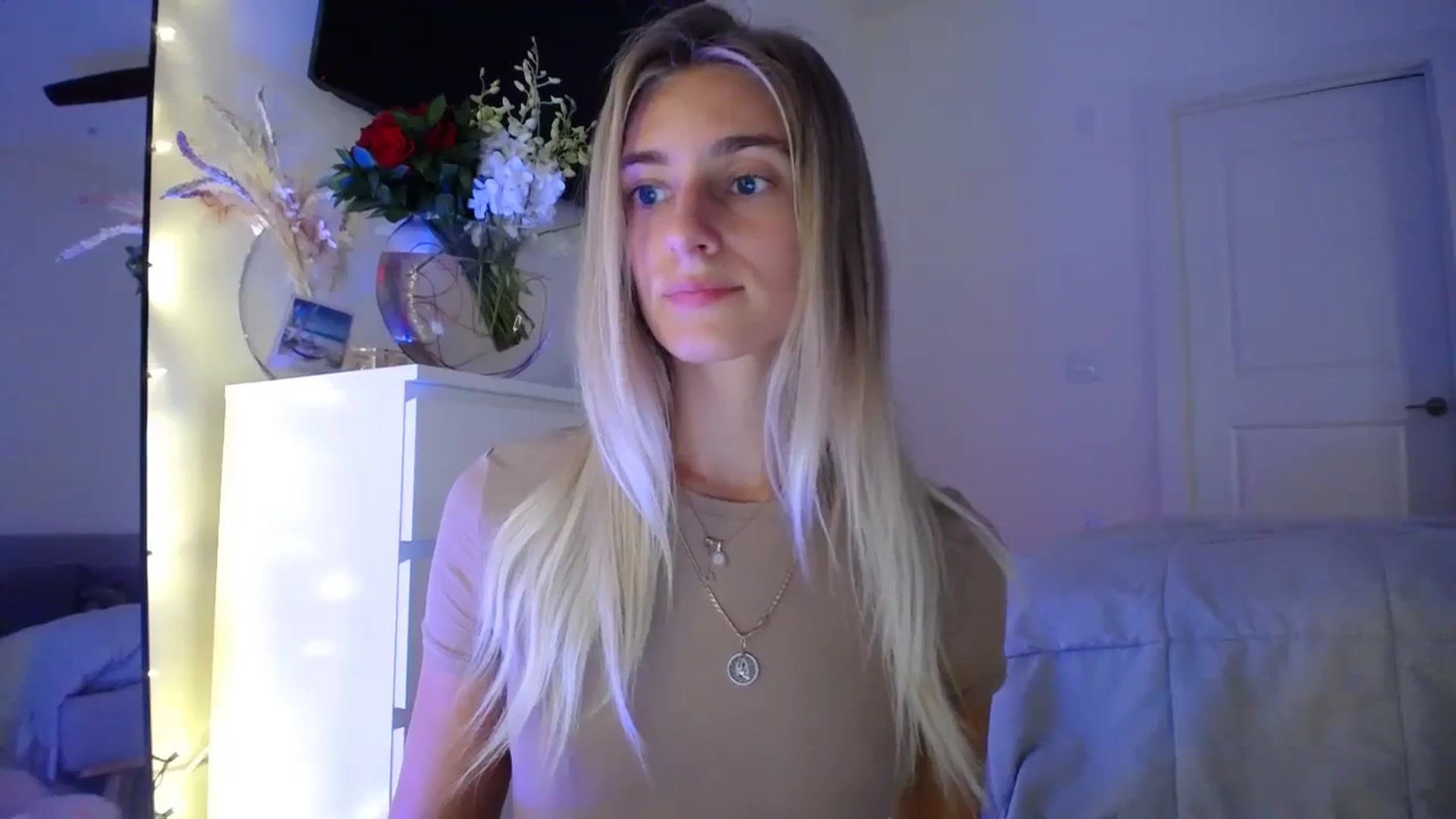 Gallery image thumbnail from Vodka_Queen's myfreecams stream on, 09/26/2023, 04:59 image 7 of 20