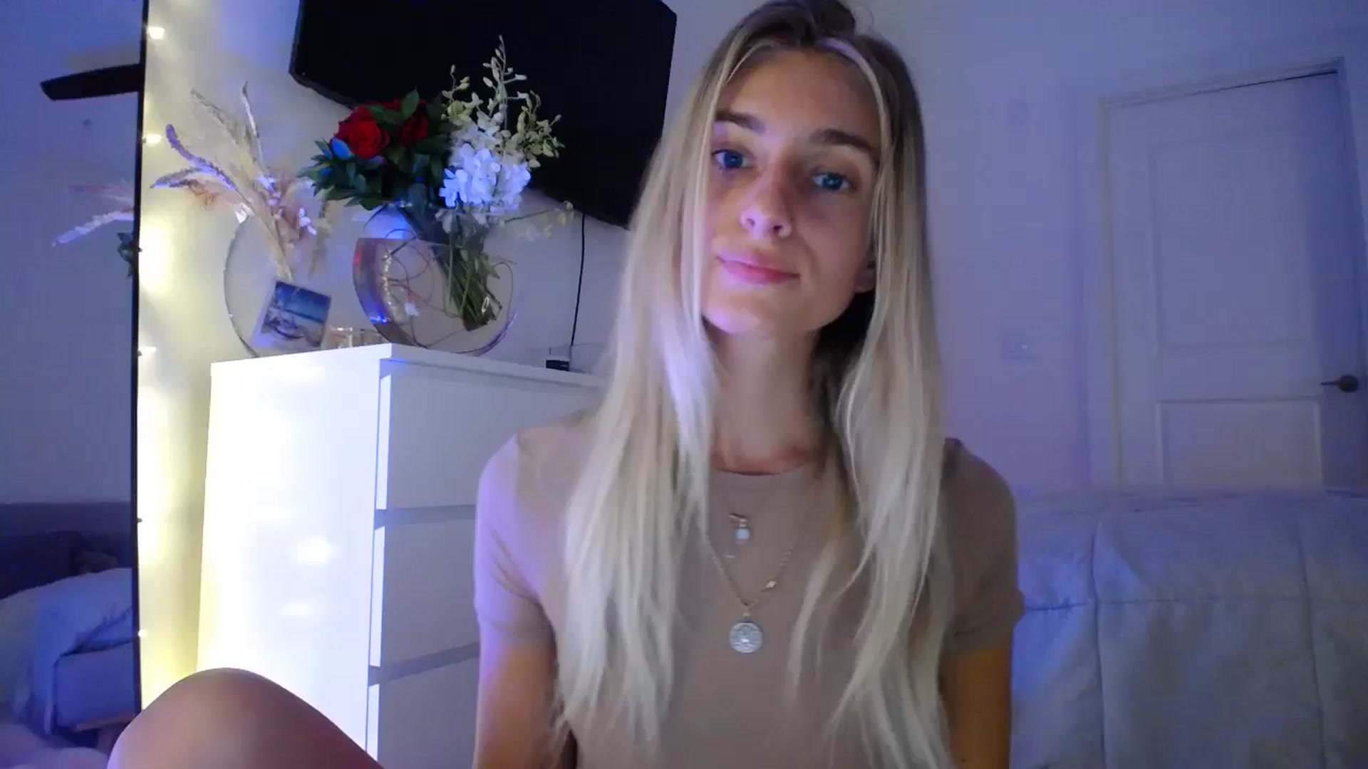 Gallery image thumbnail from Vodka_Queen's myfreecams stream on, 09/26/2023, 04:59 image 4 of 20