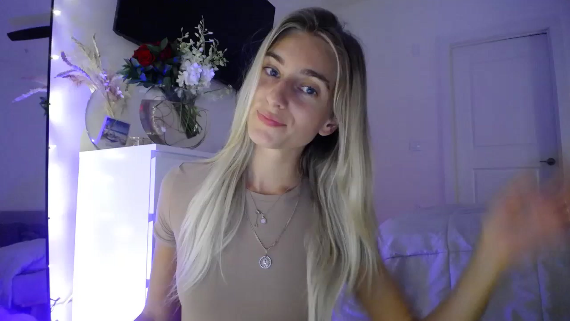 Gallery image thumbnail from Vodka_Queen's myfreecams stream on, 09/26/2023, 04:59 image 1 of 20