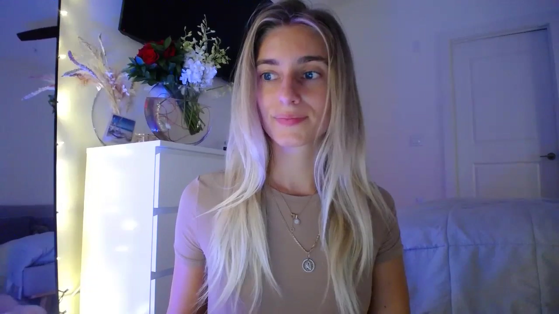Gallery image thumbnail from Vodka_Queen's myfreecams stream on, 09/26/2023, 04:59 image 8 of 20