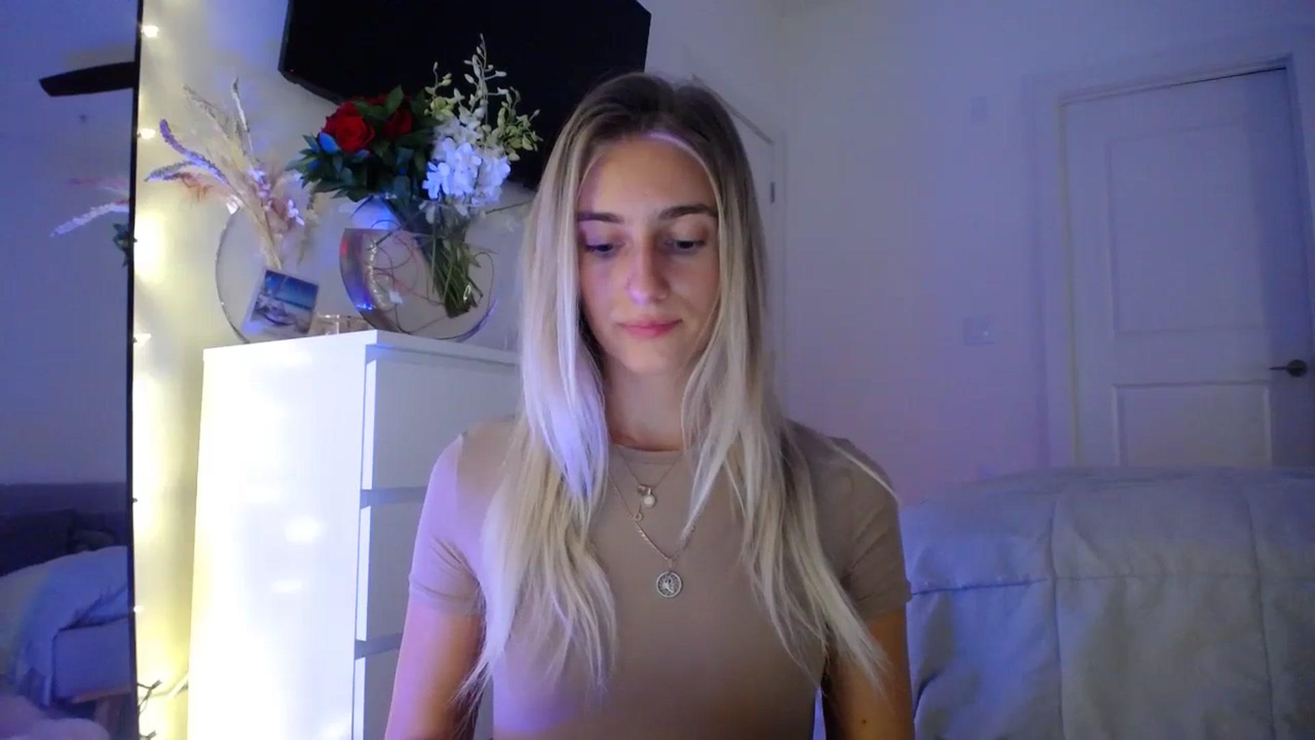 Gallery image thumbnail from Vodka_Queen's myfreecams stream on, 09/26/2023, 04:59 image 6 of 20