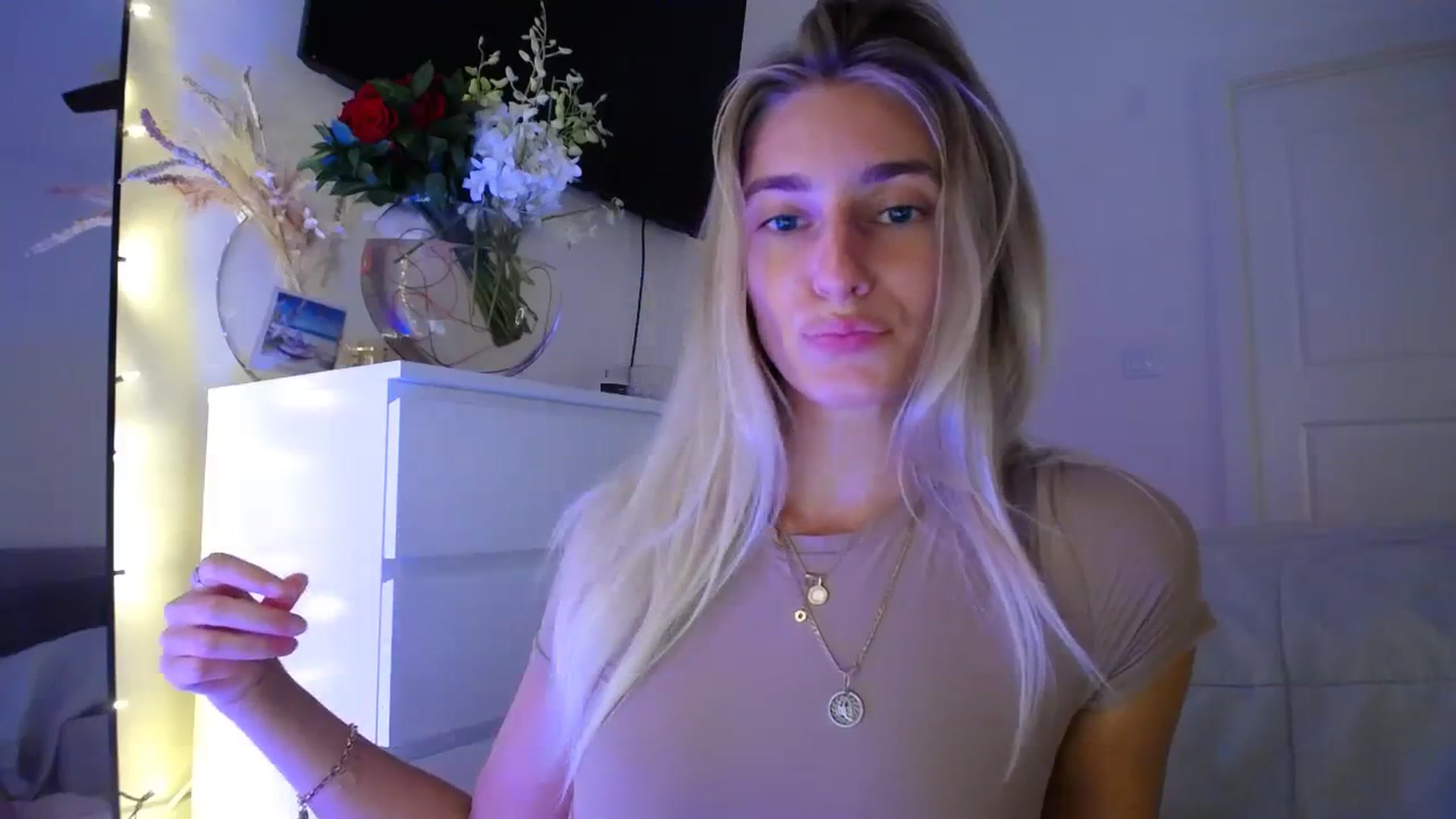 Gallery image thumbnail from Vodka_Queen's myfreecams stream on, 09/26/2023, 06:55 image 10 of 20