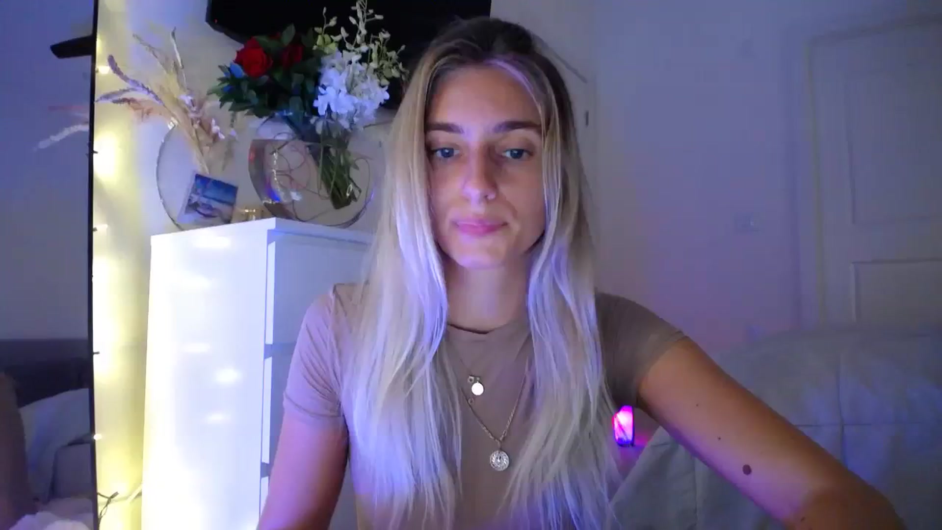 Gallery image thumbnail from Vodka_Queen's myfreecams stream on, 09/26/2023, 06:55 image 16 of 20