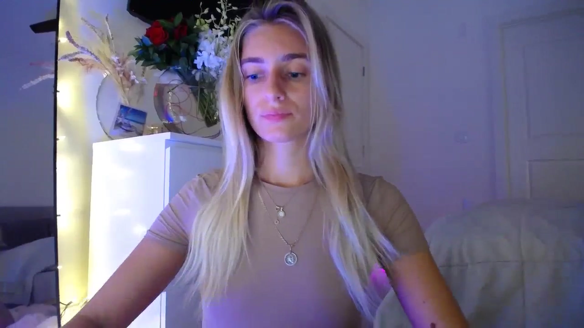 Gallery image thumbnail from Vodka_Queen's myfreecams stream on, 09/26/2023, 06:55 image 18 of 20