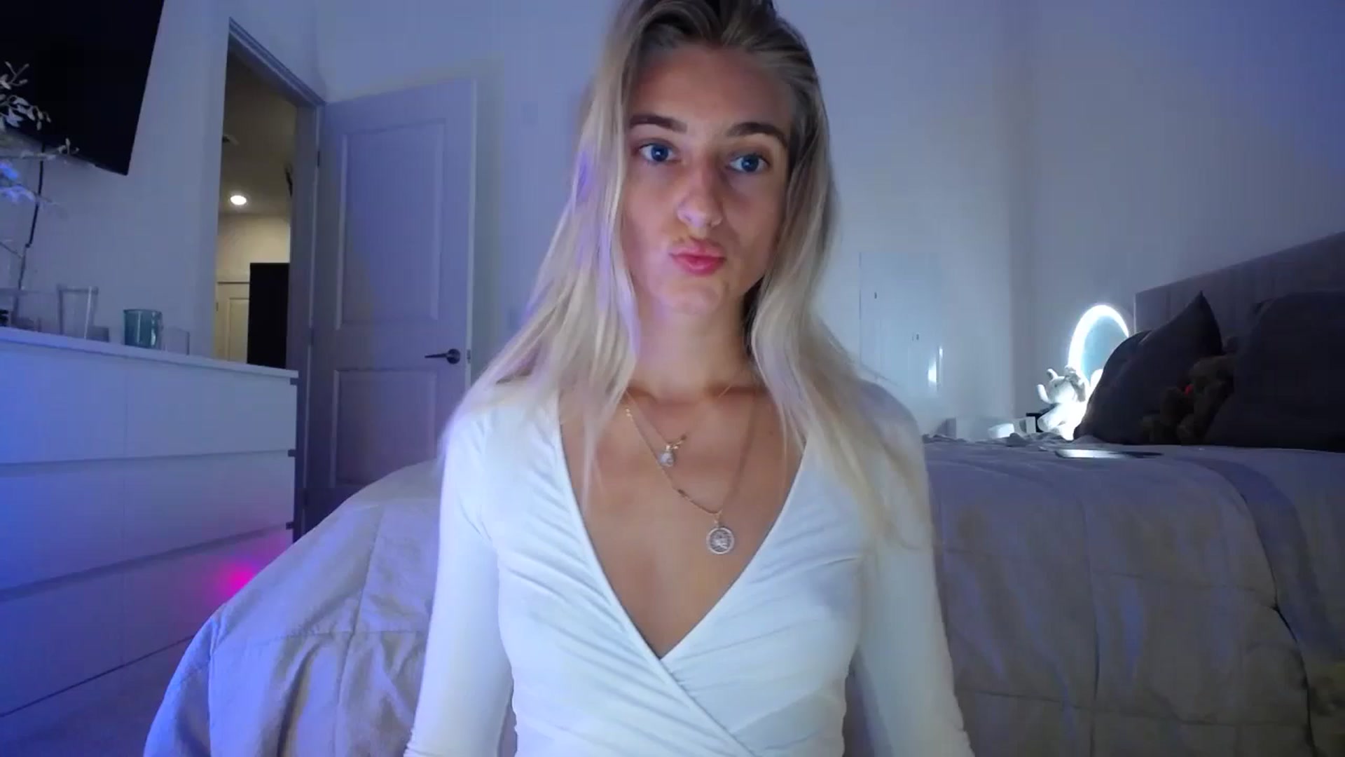 Gallery image thumbnail from Vodka_Queen's myfreecams stream on, 09/27/2023, 03:29 image 1 of 20