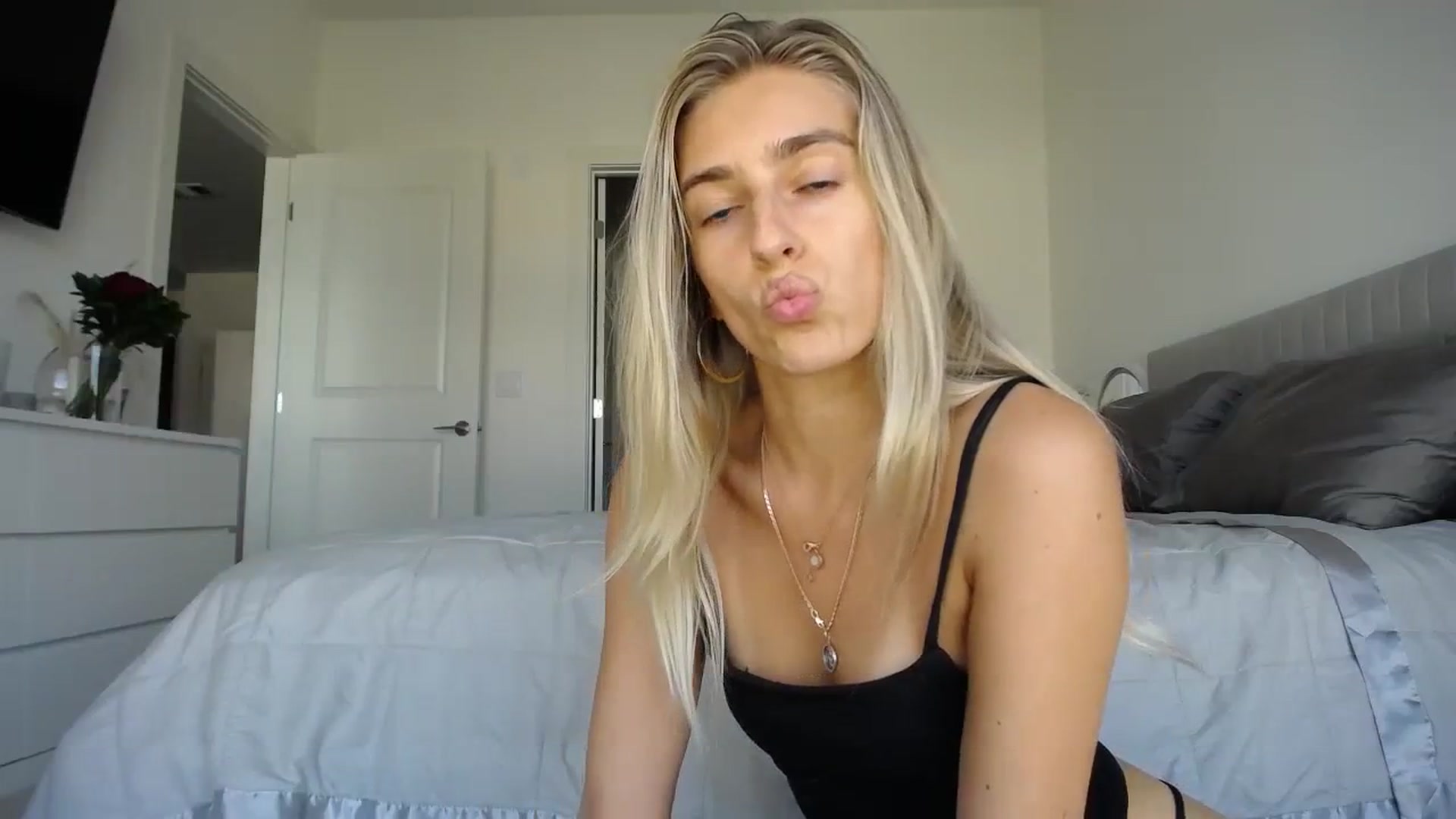 Gallery image thumbnail from Vodka_Queen's myfreecams stream on, 09/30/2023, 23:34 image 17 of 20