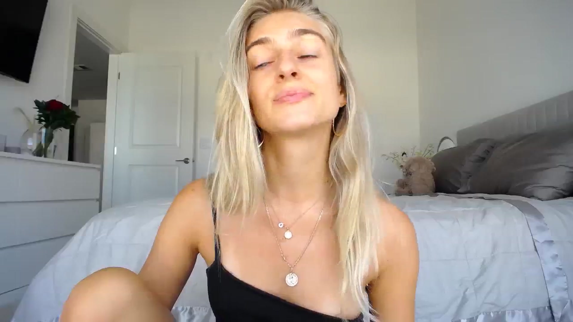 Gallery image thumbnail from Vodka_Queen's myfreecams stream on, 09/30/2023, 23:34 image 10 of 20