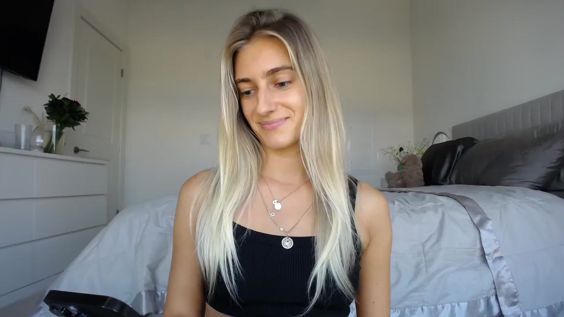 Gallery image thumbnail from Vodka_Queen's myfreecams stream on, 10/05/2023, 24:01 image 17 of 20